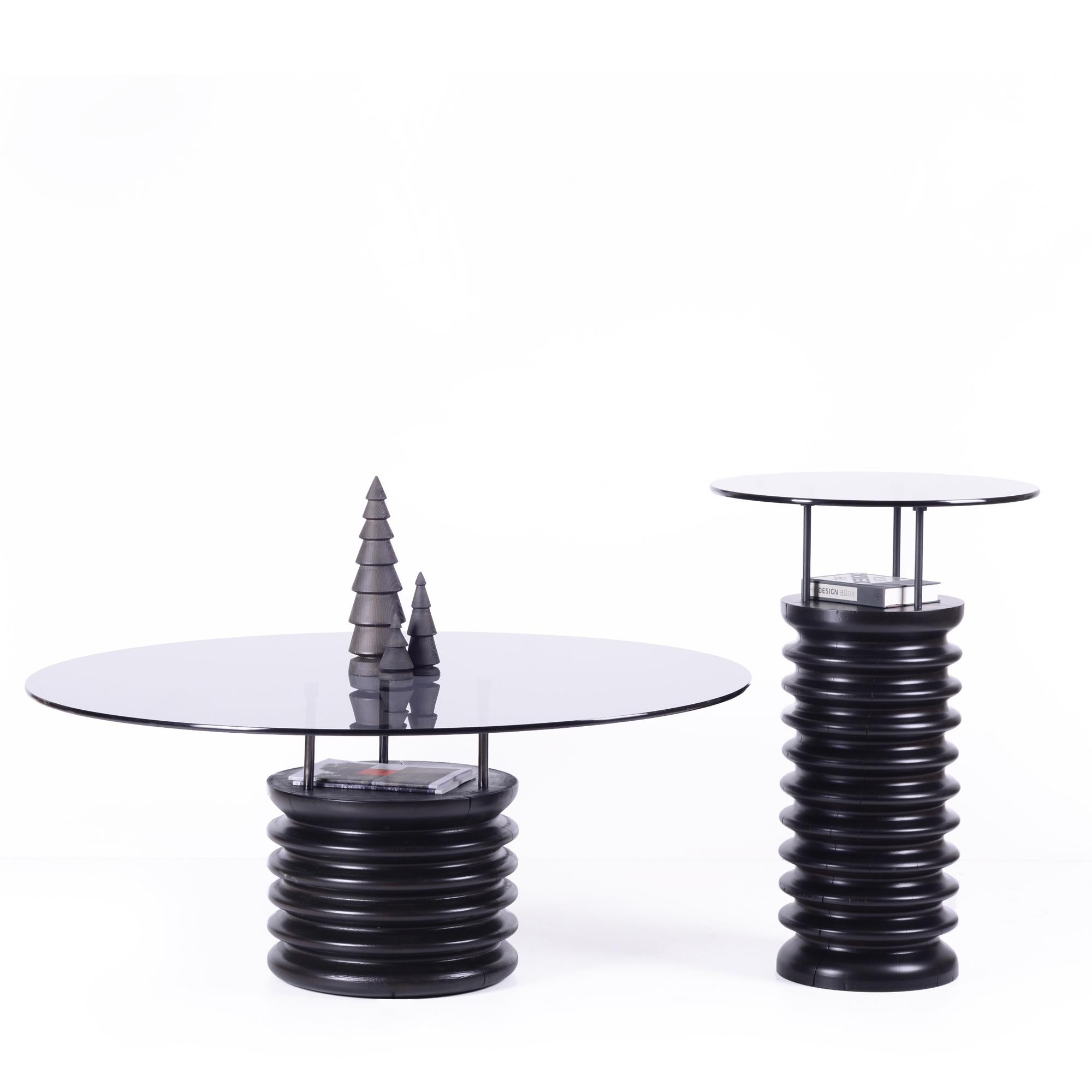 -Fabriquée selon des méthodes de production rigoureuses, la série Sofra a été conçue en vue de différentes utilisations. 
-SOFRA, avec son large plateau en verre et son corps court, peut être utilisé comme table basse.
-Le verre est noir.
-Détails