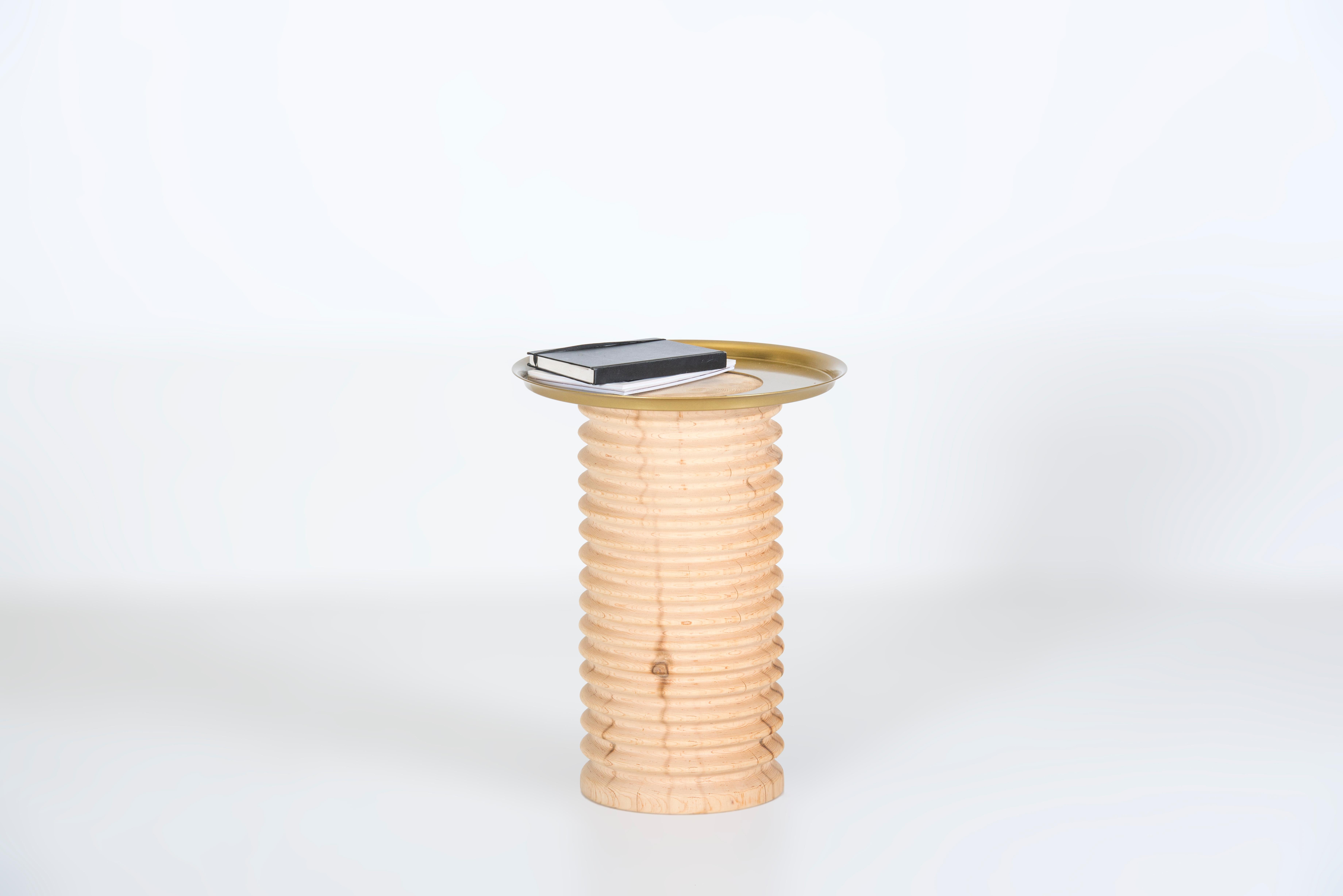 - Fabriquée selon des méthodes de production ardues, la série Sofra a été conçue pour différentes utilisations. 
-Il est fabriqué en bois de cèdre à l'aide d'un tour à main.
- Le modèle avec un plateau étroit et un corps haut convient à une