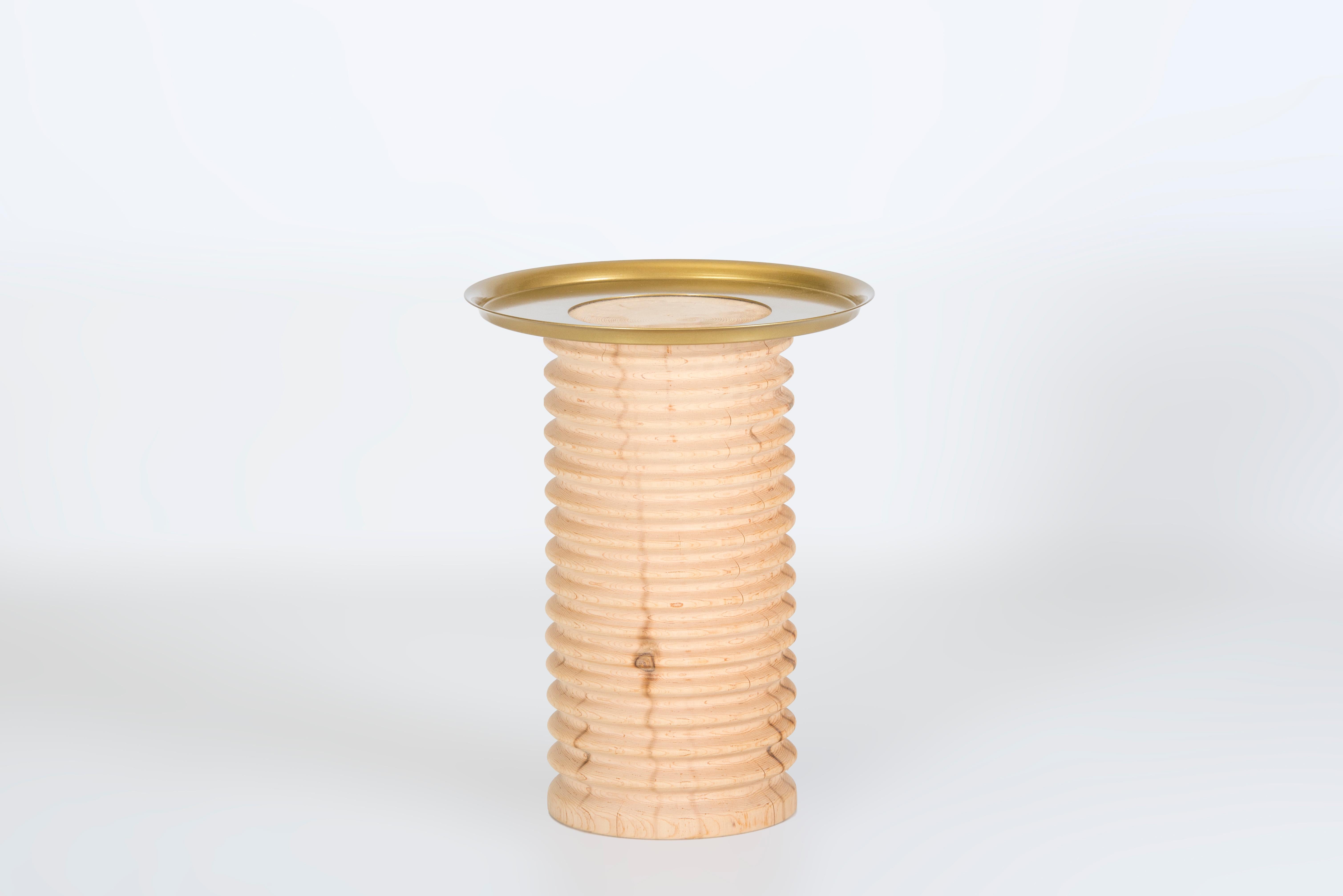 Minimaliste Table d'appoint SOFRA, plateau or, cèdre massif en vente