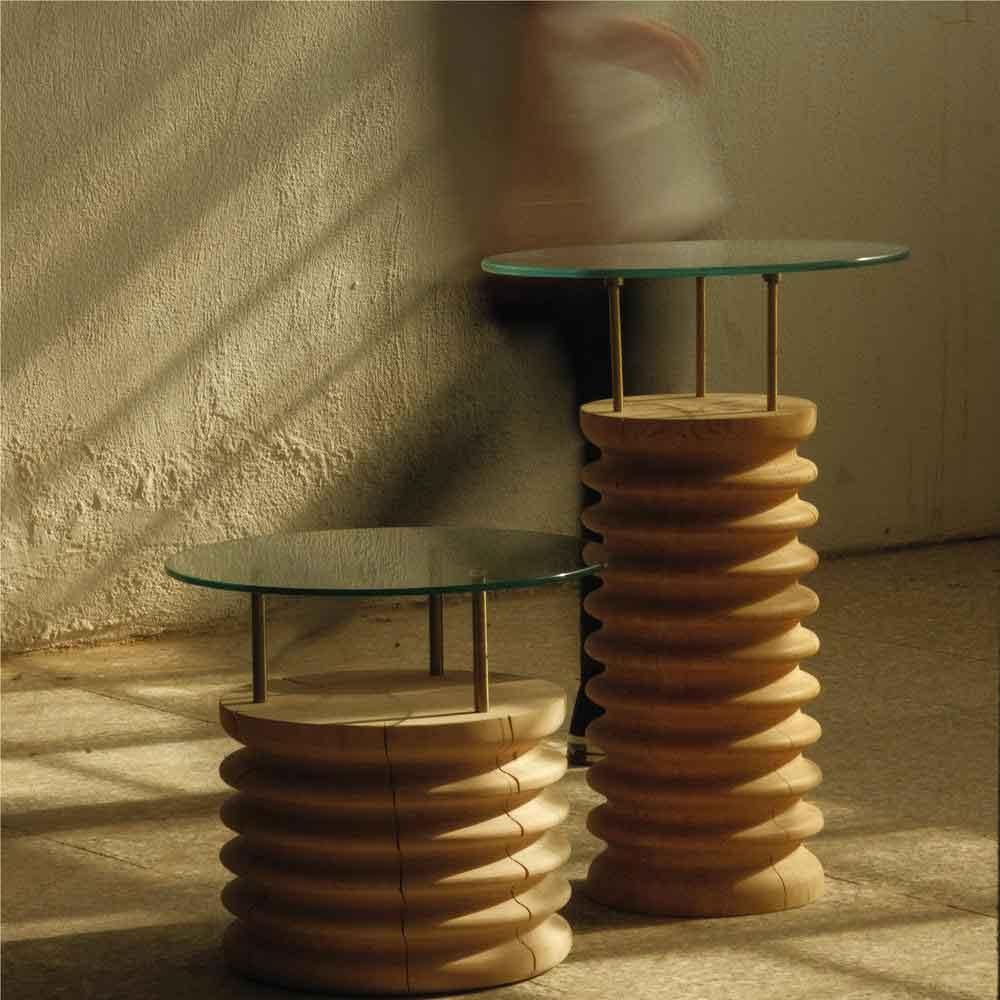 -Fabriquée selon des méthodes de production ardues, la série Sofra a été conçue pour différentes utilisations. 
-SOFRA, avec son corps en cèdre et son verre trempé, peut être utilisé comme table d'appoint. 
-Cèdre / 50*45 cm
-Notre produit est fait