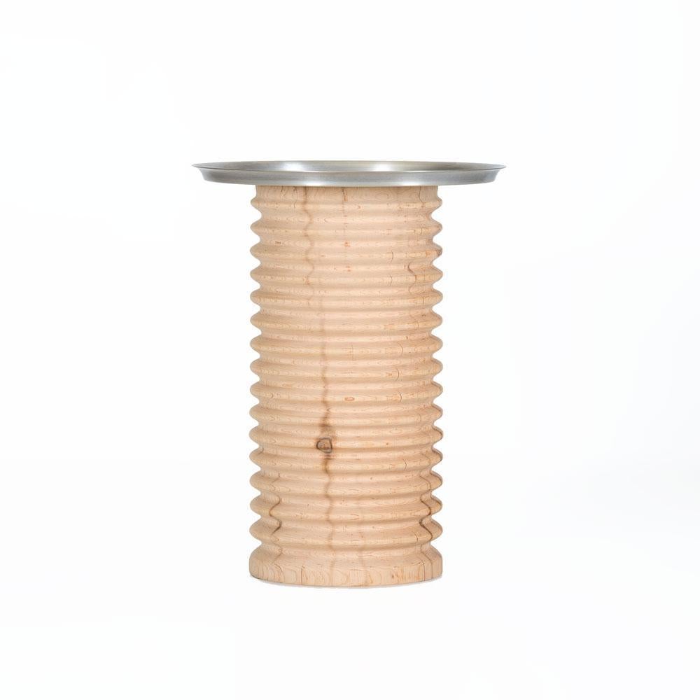 Mesa auxiliar SOFRA, tapa de metal plateado, cuerpo de cedro Moderno en venta