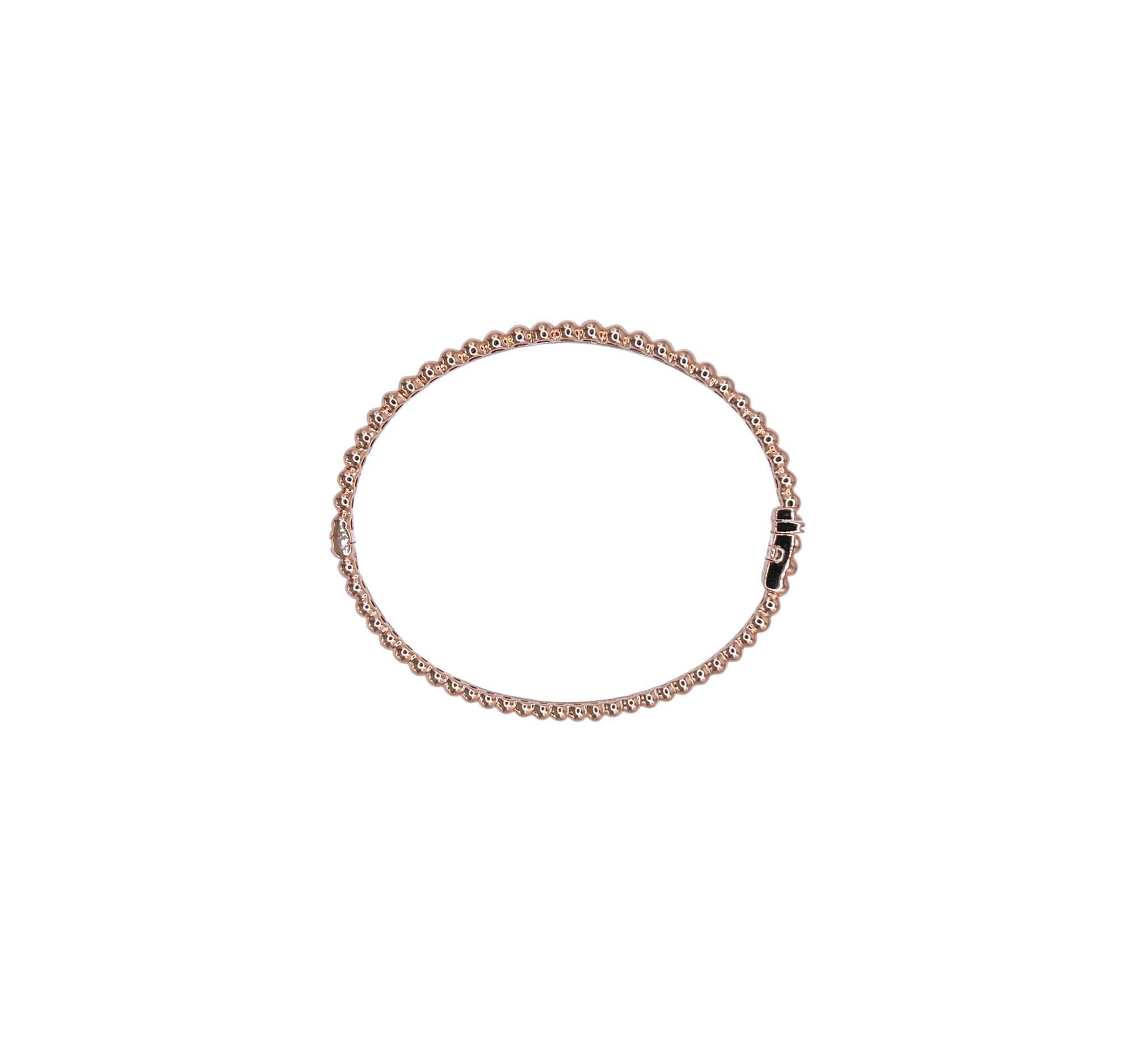 Sofragem Bracelet en or rose et blanc 18 carats avec perles de diamants
Sertie de diamants ronds et brillants ; le poids total est de 0,33 ctw.
Le bracelet a une largeur de 5,52 mm et le diamètre du bangle est de 2,5 pouces.
Le poids total du