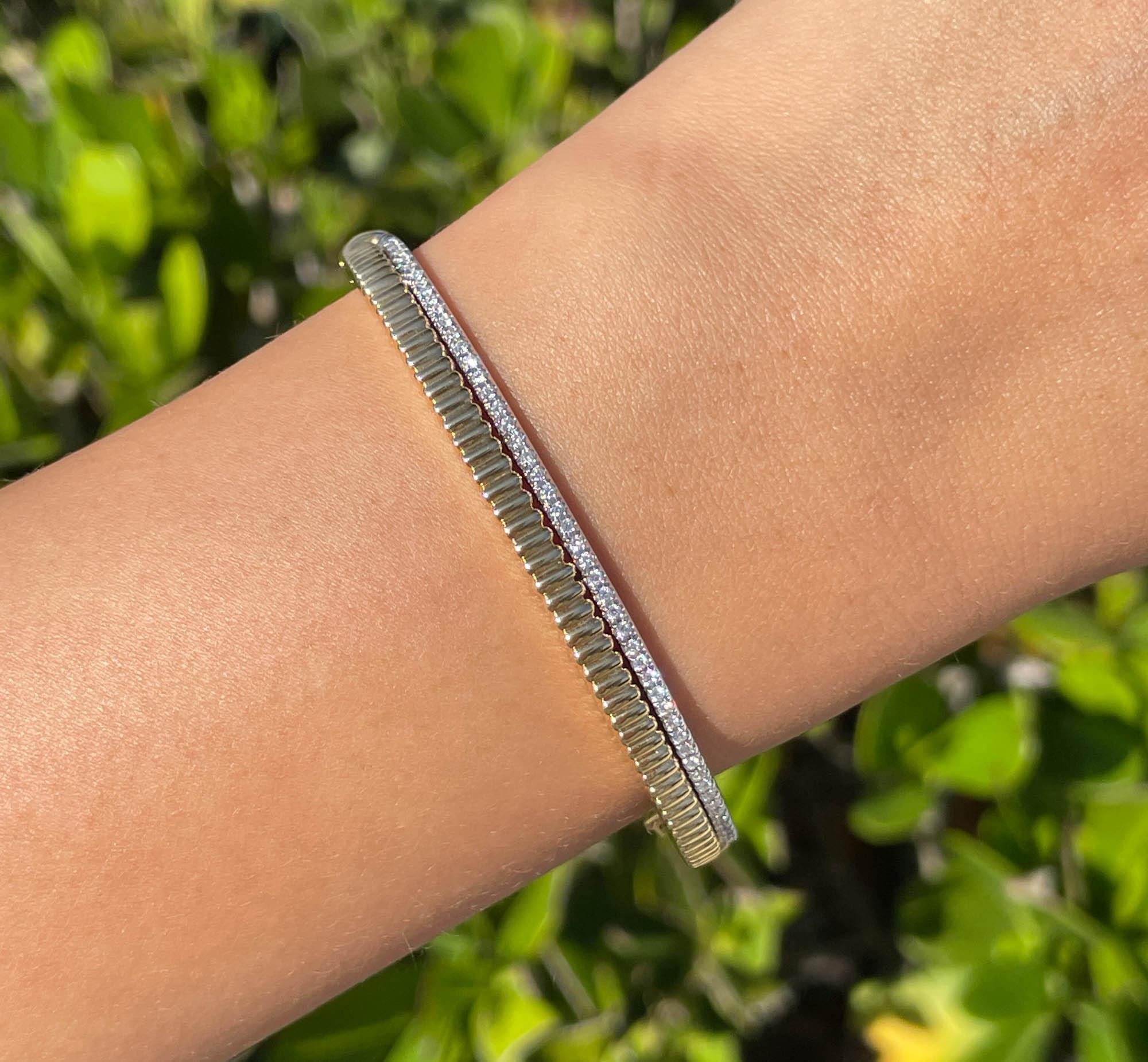 Armreif aus 18 Karat zweifarbigem Gold mit Diamanten im Sofragem-Stil
Mit runden Brillanten besetzt; Gesamtgewicht 0,33ct.
Das Armband ist 5,62 mm breit und hat einen Durchmesser von 2,5 Zoll.
Das Gesamtgewicht des Armbands beträgt 22,6