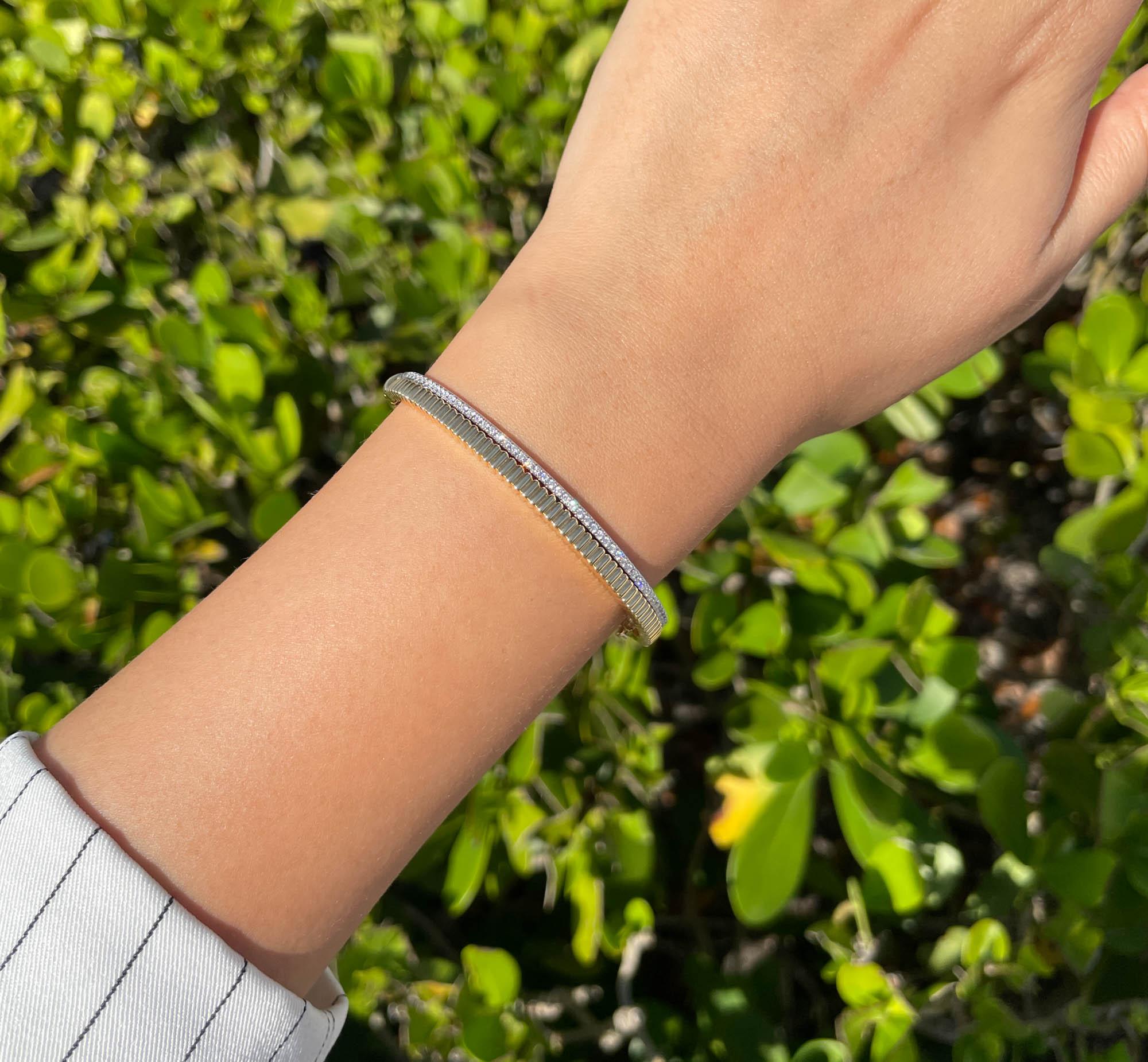 Armreif aus 18 Karat zweifarbigem Gold mit Diamanten im Sofragem-Stil (Rundschliff)