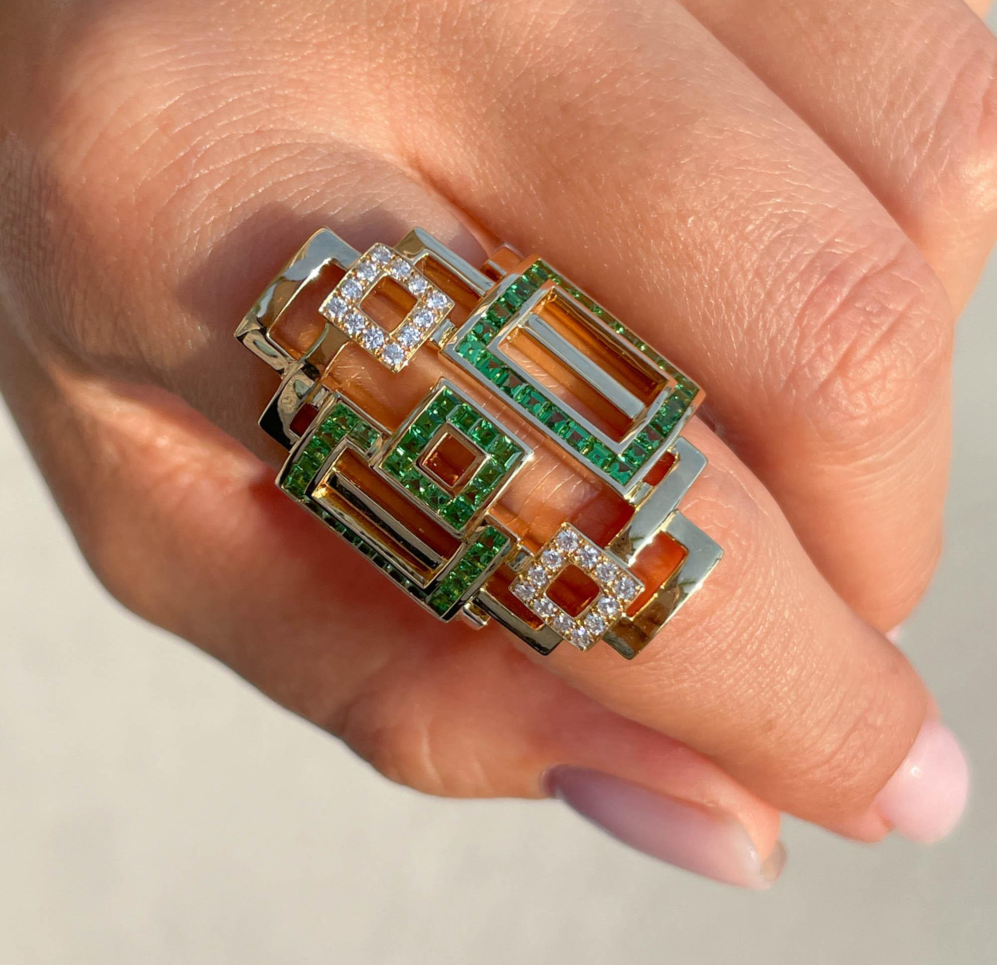 Sofragem 18k Gelbgold Tsavorit und Diamant Quadrate Ring
Das Gesamtkaratgewicht der Tsavoriten beträgt 1,45 tcw. Das Gesamtkaratgewicht der Diamanten beträgt 0,21 tcw.
Die Nord-Süd-Ausdehnung der Spitze beträgt 31,5 mm. Das Band ist an der
