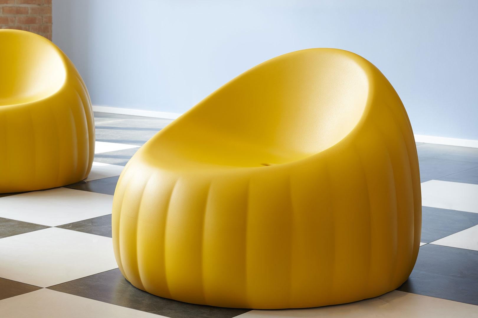 Soft Argil Gelée Lounge Armchair by Roberto Paoli
Dimensions : Ø 96 x H 64 cm : Ø 96 x H 64 cm. Hauteur du siège : 37 cm.
MATERIAL : Polyuréthane souple.
Poids : 17 kg.

Disponible en trois couleurs différentes : blanc doux, argile doux et jaune