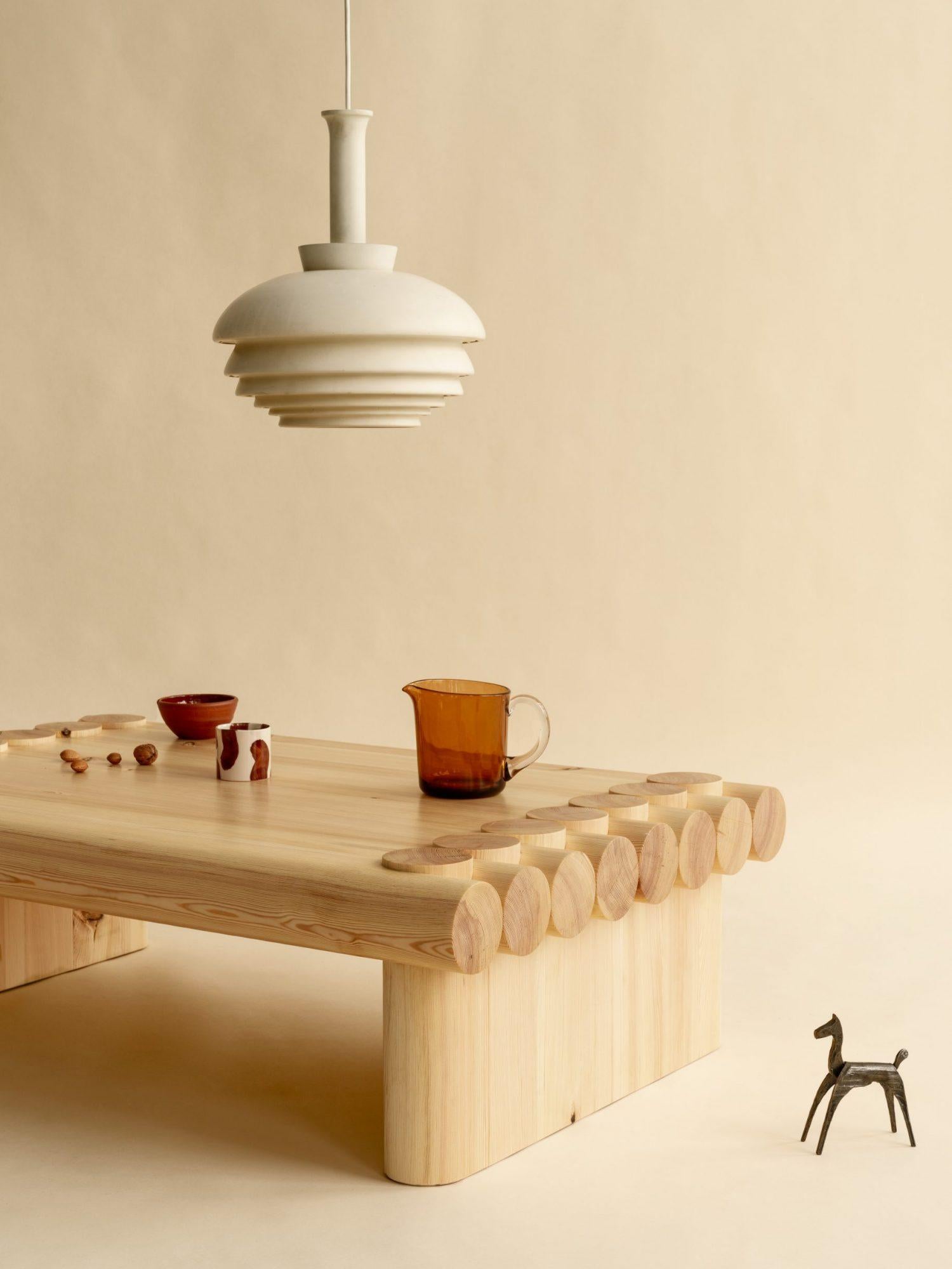 Mid-Century Modern Table basse Soft Baroque '004' en bois massif de pin finlandais pour Vaarnii en vente