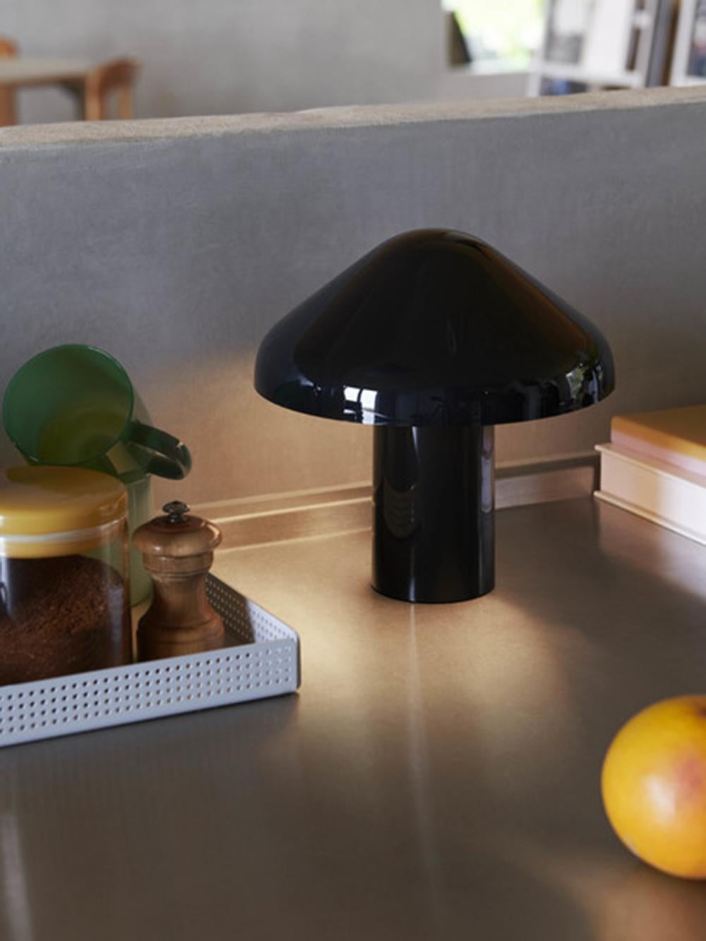 Scandinave moderne Lampe de bureau Pao Noir Doux de Naoto Fukasawa, pour Hay en vente
