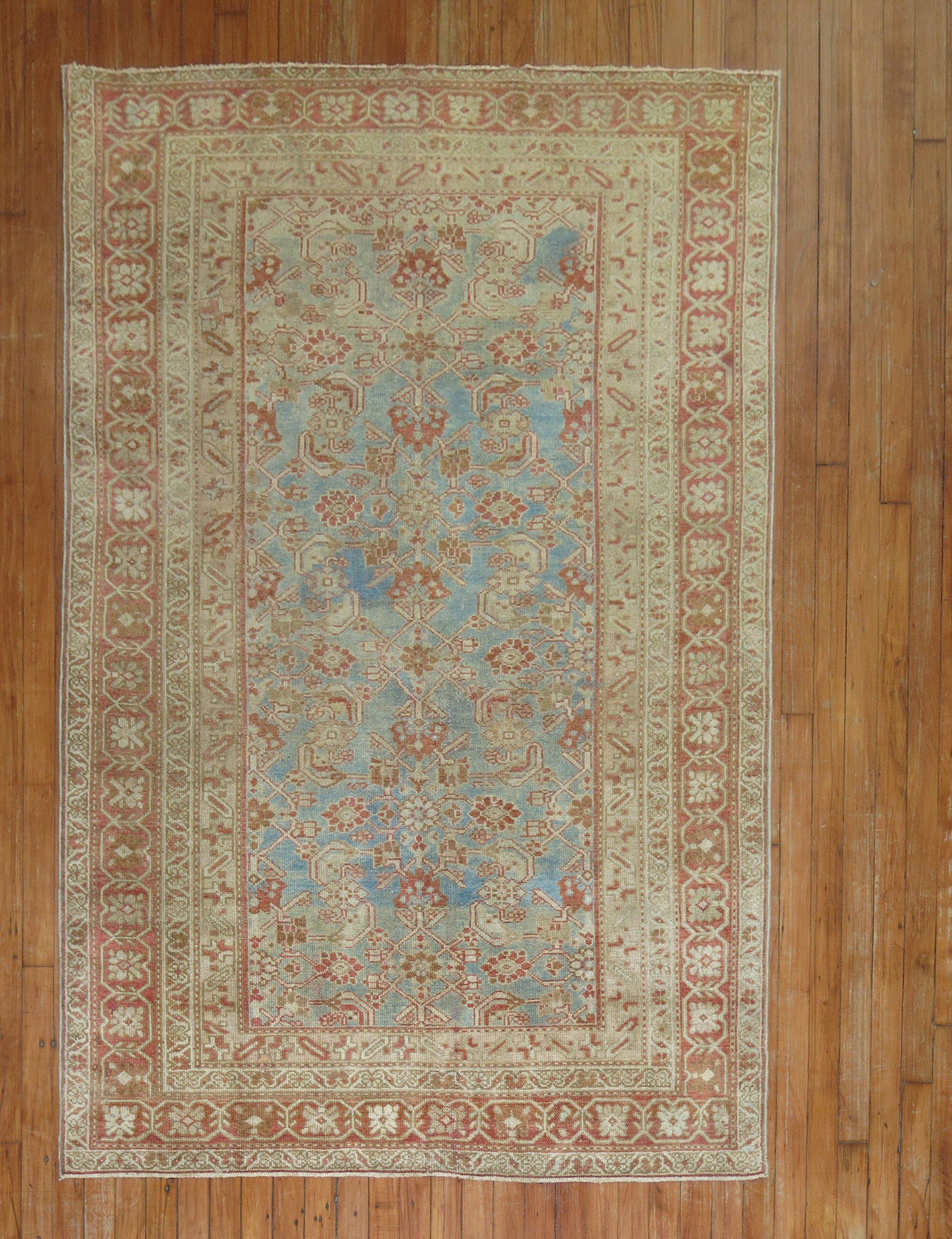Hochdekorativer antiker persischer Malayer-Teppich aus dem frühen 20. Jahrhundert mit hellblauem Grund und rostfarbenen Akzenten auf einem traditionellen Allover-Herati-Muster

Maße: 4'3' x 6'4