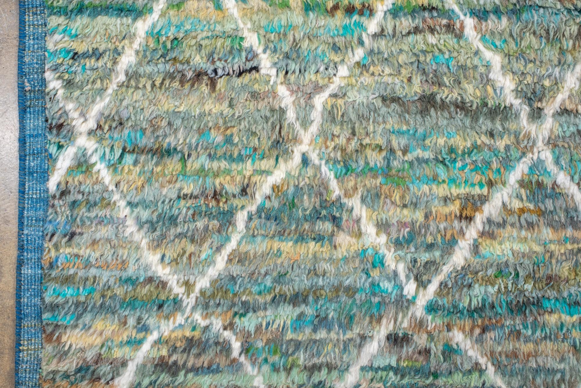 Suave alfombra marroquí de pelo largo azul y verde en Nuevo estado para la venta en New York, NY