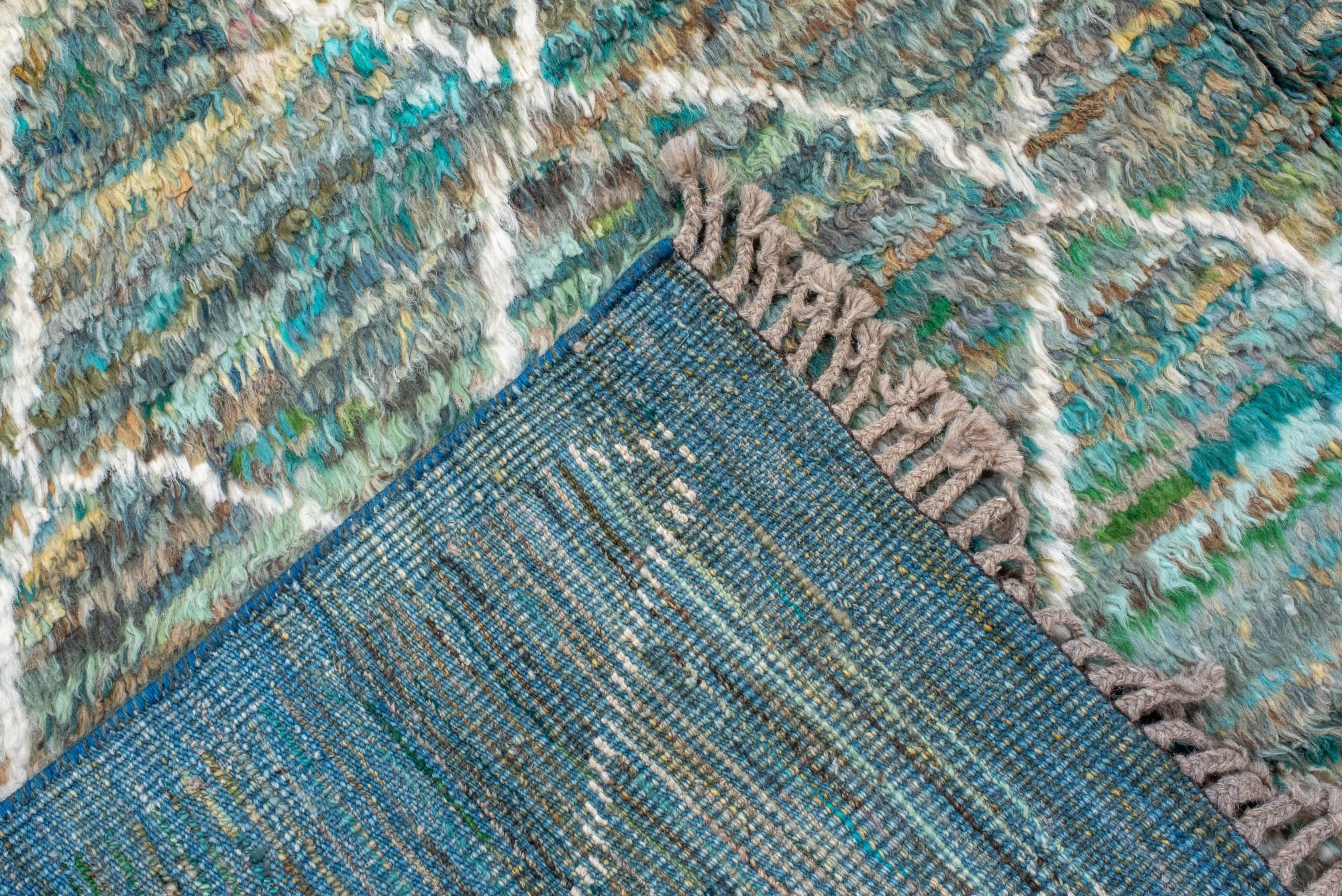 Suave alfombra marroquí de pelo largo azul y verde Siglo XXI y contemporáneo en venta