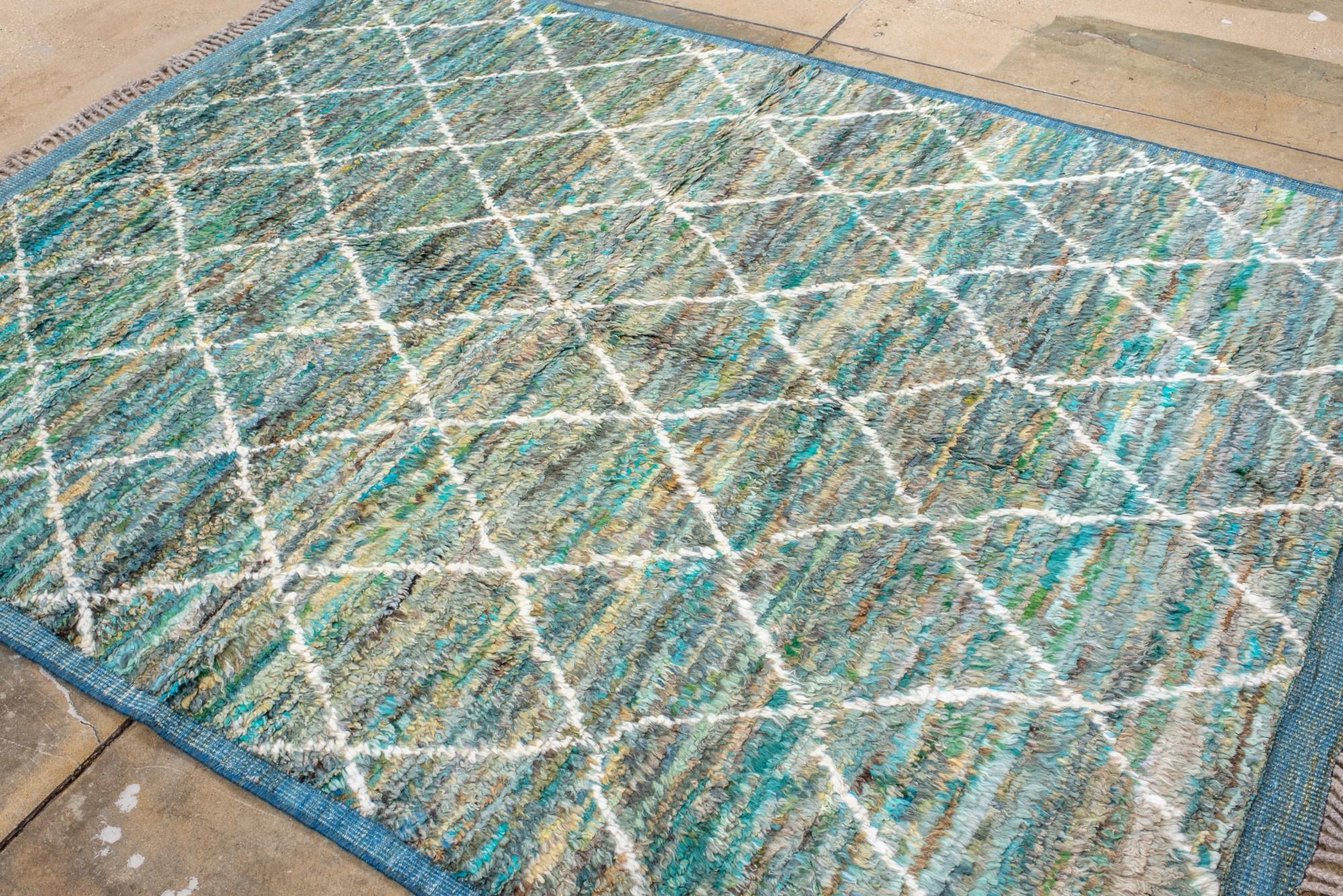 Suave alfombra marroquí de pelo largo azul y verde en venta 1