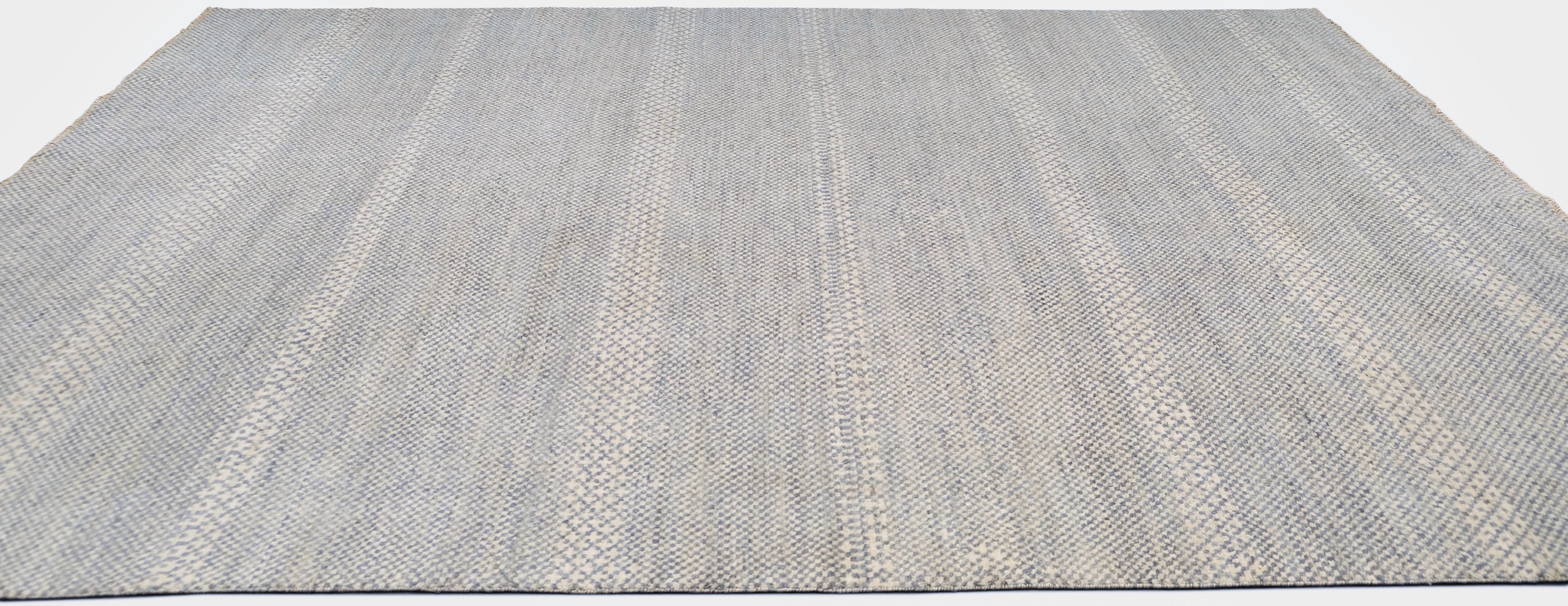Weichblau und elfenbeinfarben gestreifter Wollteppich 9'x12' (Moderne) im Angebot