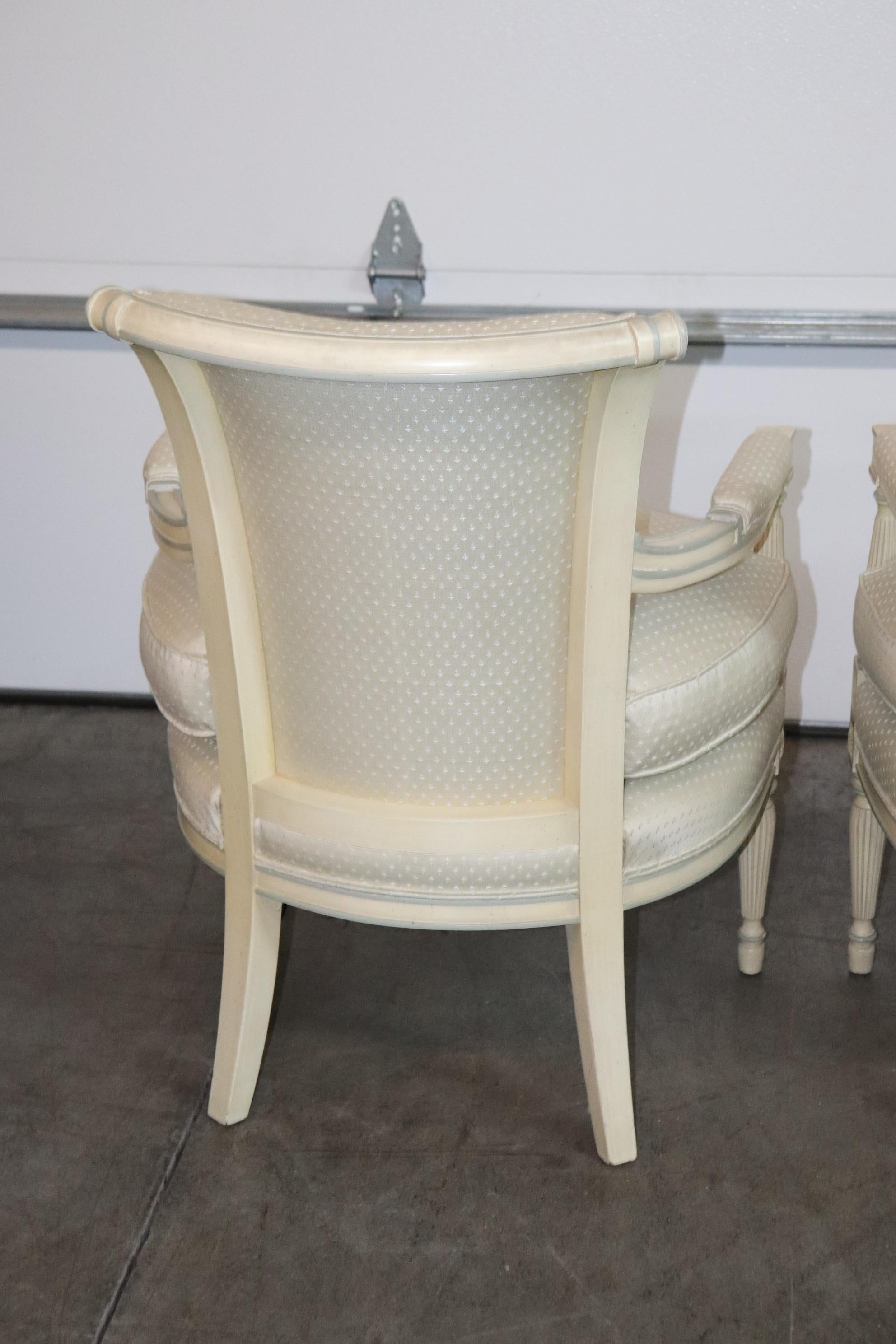 weiche blau-weiß bemalte französische Sessel im Directoire-Stil in Medium im Angebot 10