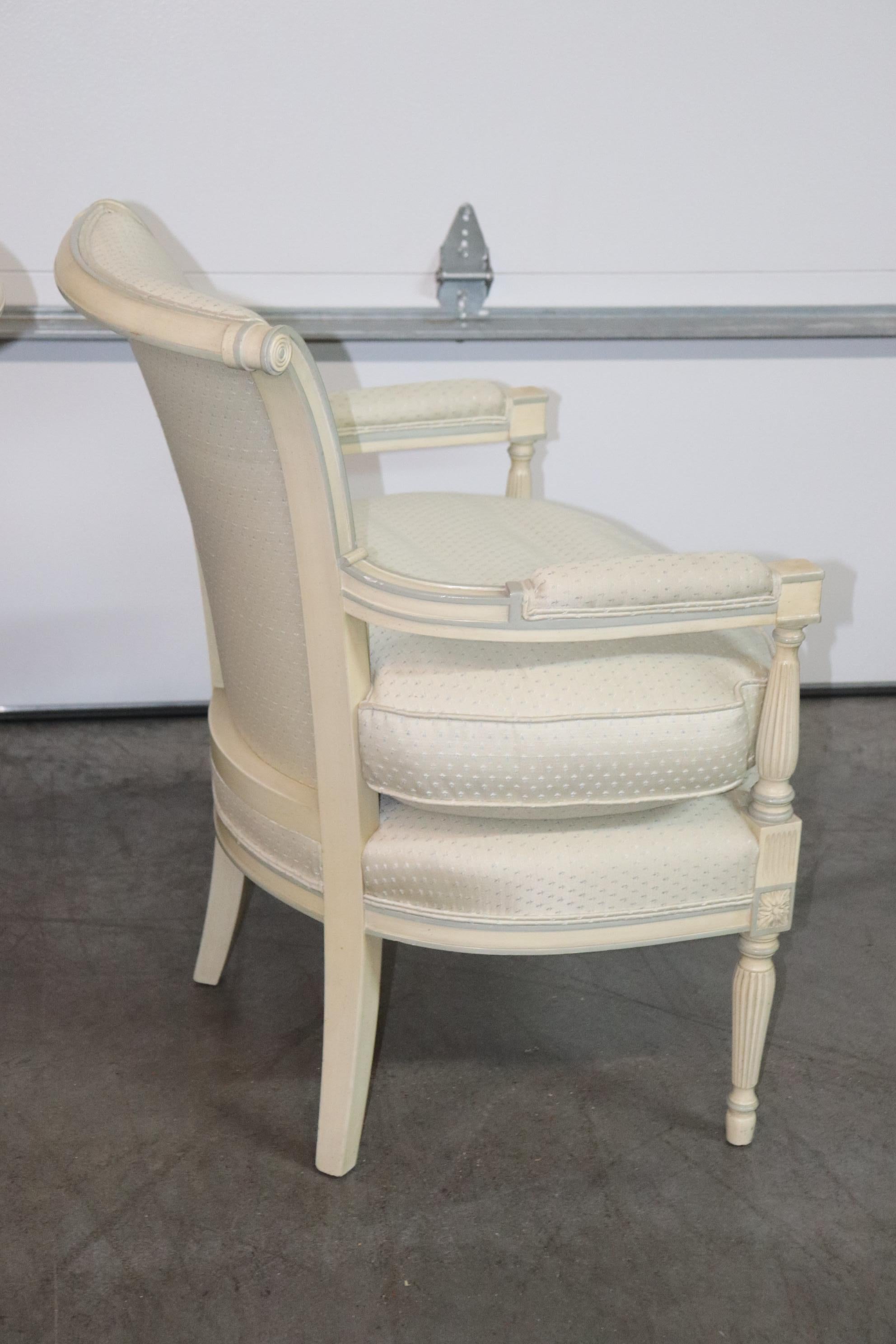 weiche blau-weiß bemalte französische Sessel im Directoire-Stil in Medium im Angebot 13