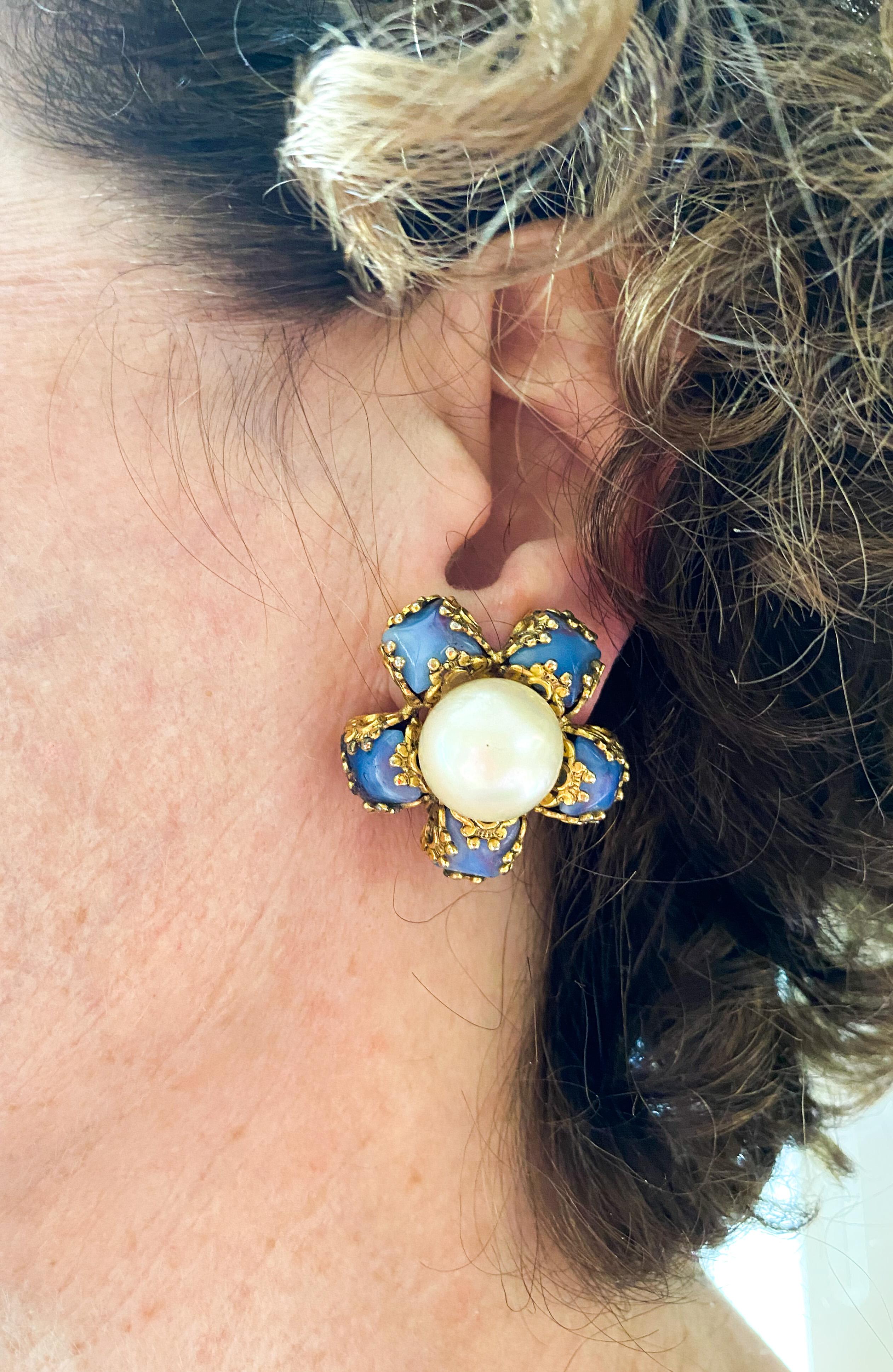 Ohrringe aus weichem blauem GlasKabuchon und großer Perle mit fünf Punkten, Französisch, 1960er Jahre im Angebot 2