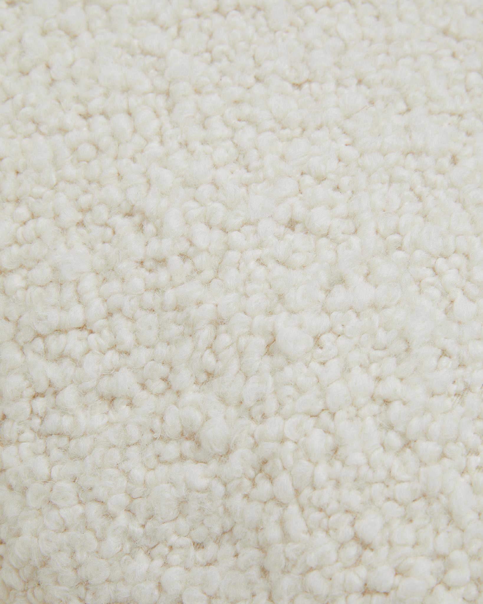 Cuscino in morbido bouclé TEDDY di colore crema.
Dimensioni: 60x50cm
Realizzato a mano in Svezia.

Composizione anteriore: 21%CO, 15%WO, 6%VI, 29%PL, 29%PC. Prodotto in Italia
Composizione posteriore: 39%CO, 24%VI, 16%WO, 12%PL, 9% Alpaca. Prodotto