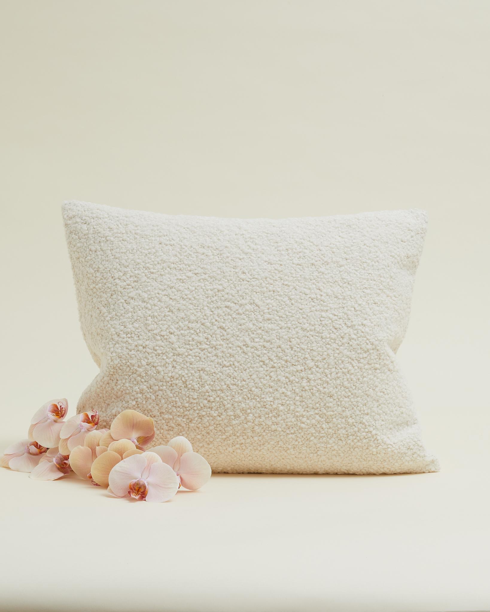 Tessuto Cuscino in morbido bouclé color crema 60x50 cm in vendita