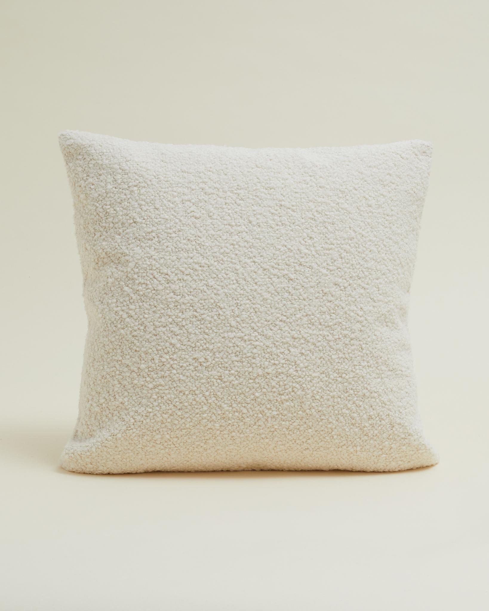 Suédois Oreiller en bouclé doux en crème 60x60 cm. en vente