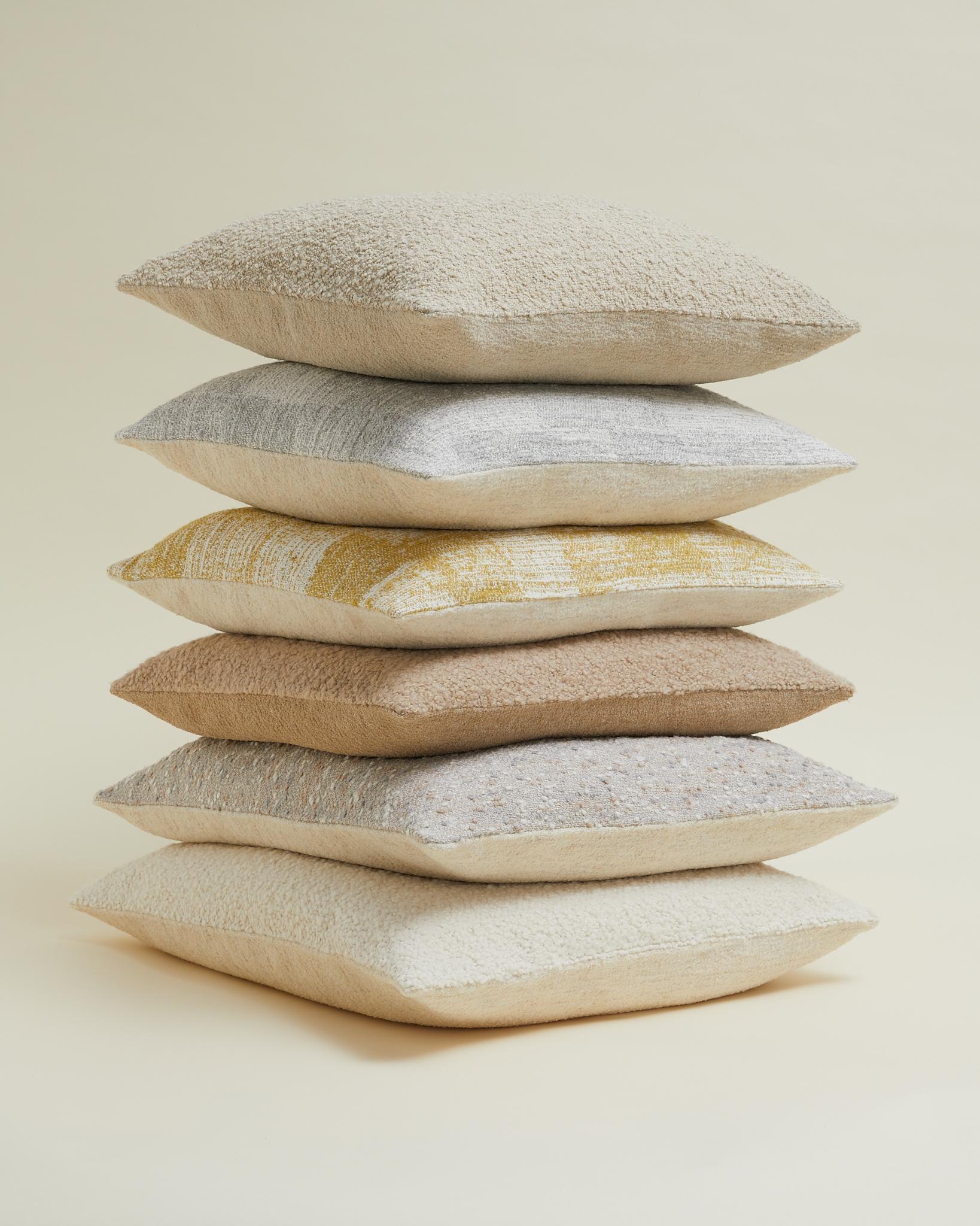 Tessuto Cuscino in morbido bouclé color crema 60x60 cm. in vendita