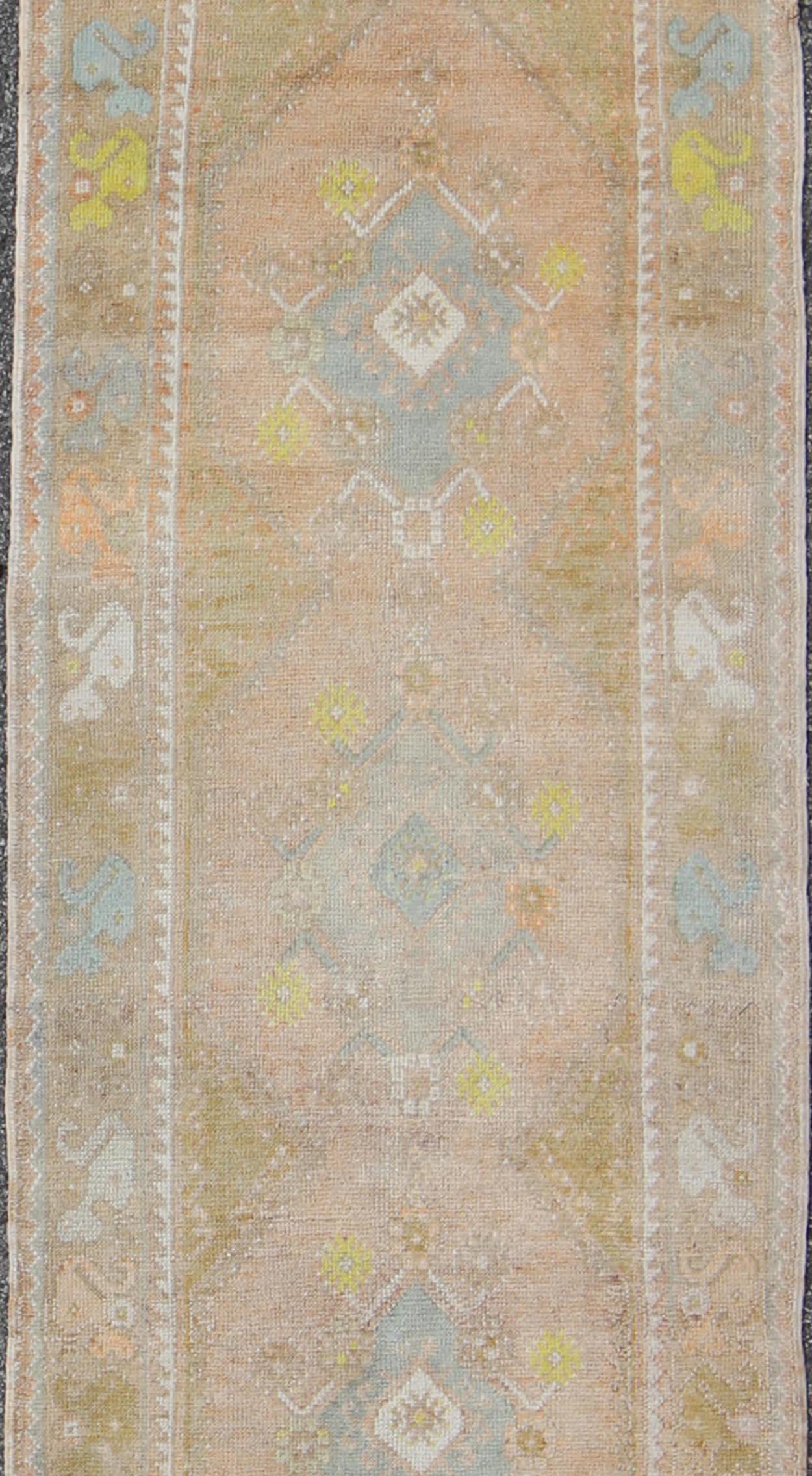 Aquarelle Oushak turque, tapis EN-165867, pays d'origine / type : Turquie / Oushak, vers 1940

Ce tapis Oushak turc d'époque présente quatre médaillons superposés s'étendant sur le champ central. La bordure qui l'entoure présente un assortiment