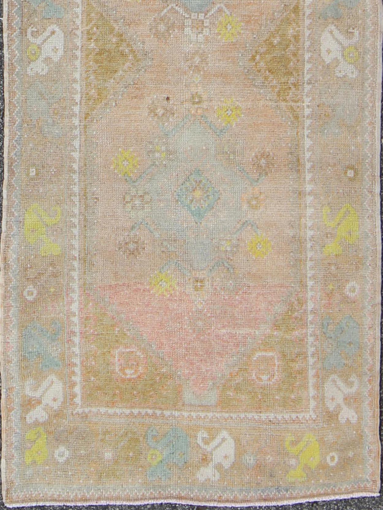 Turc Couleurs douces Vieux tapis turc Oushak avec motif à quatre médaillons en vente