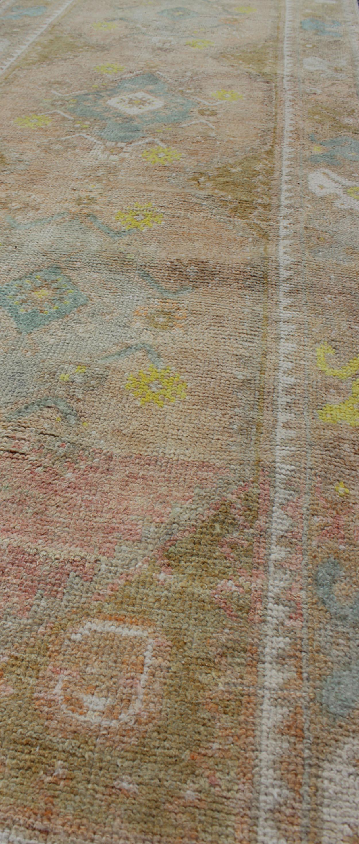 Couleurs douces Vieux tapis turc Oushak avec motif à quatre médaillons Bon état - En vente à Atlanta, GA