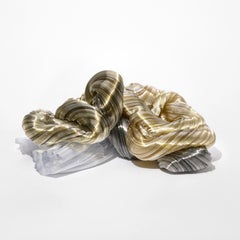 Connexions douces Sculpture en or, blanc, vert et ambre de Maria Bang Espersen