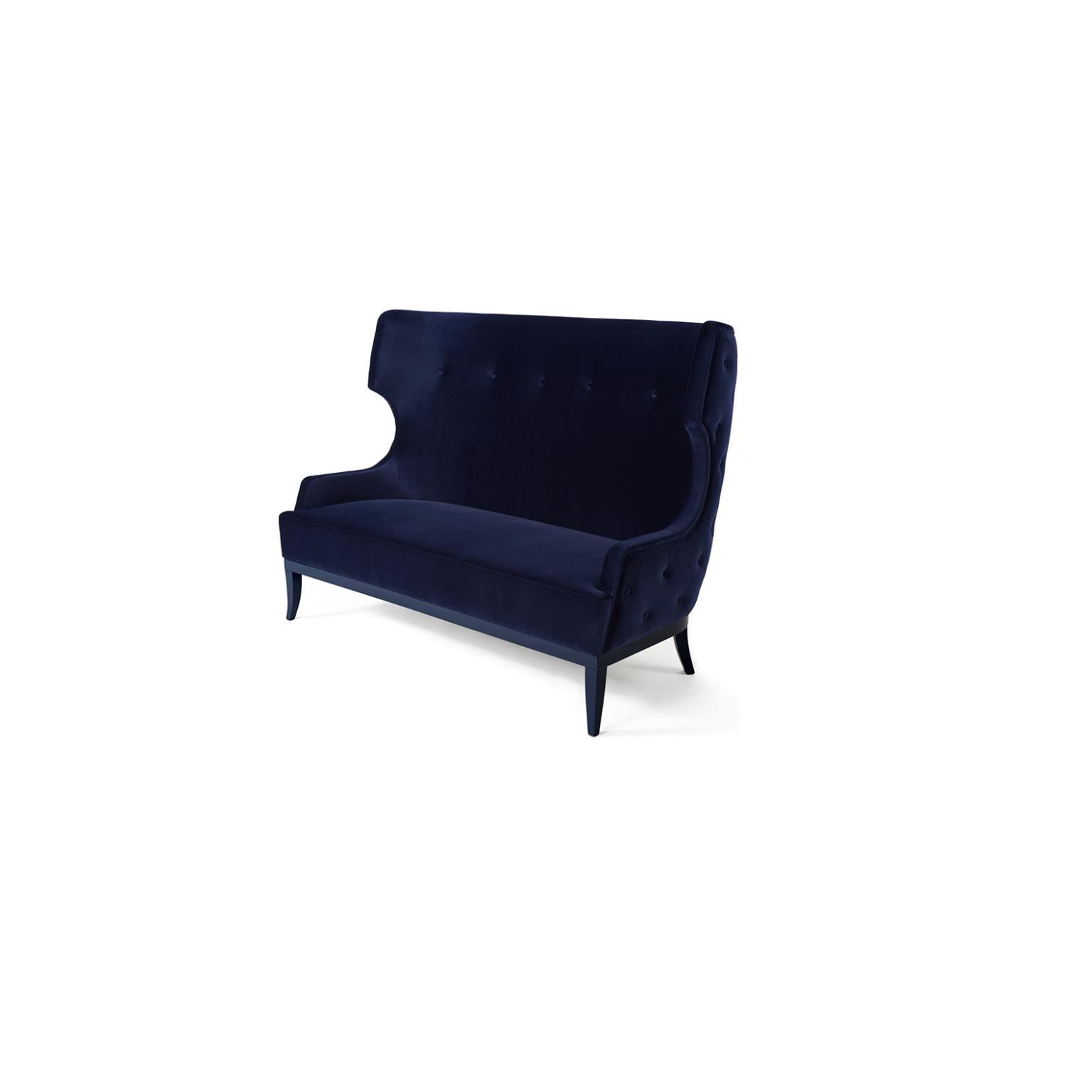Weiches & cremefarbenes 2-sitziges Sofa von Munna
Abmessungen: T 92 x B 150 x H 113 cm. SH: 44 cm.
MATERIALIEN: Holz, Schaumstoff und Polstermaterial.
Ausführung: Baumwollsamt, Ref. Mitternachtsblau, CV17 und blauer Glanzlack.

Erhältlich in allen