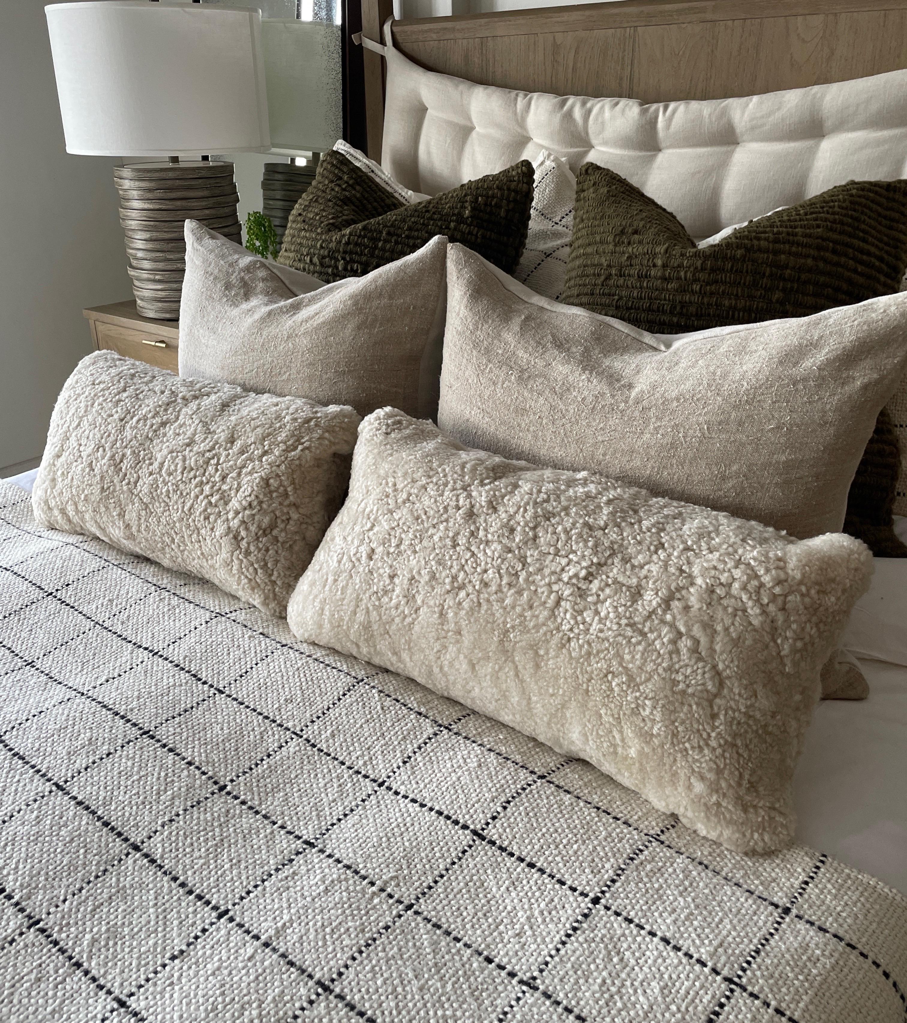 This beautiful rectangular cushion is made of curly sheepskin from New Zealand. The back is also made of natural sheepskin. This makes the cushion even softer and gives it a complete, warm look.
Hidden zipper closure
Quality: Superior Plush