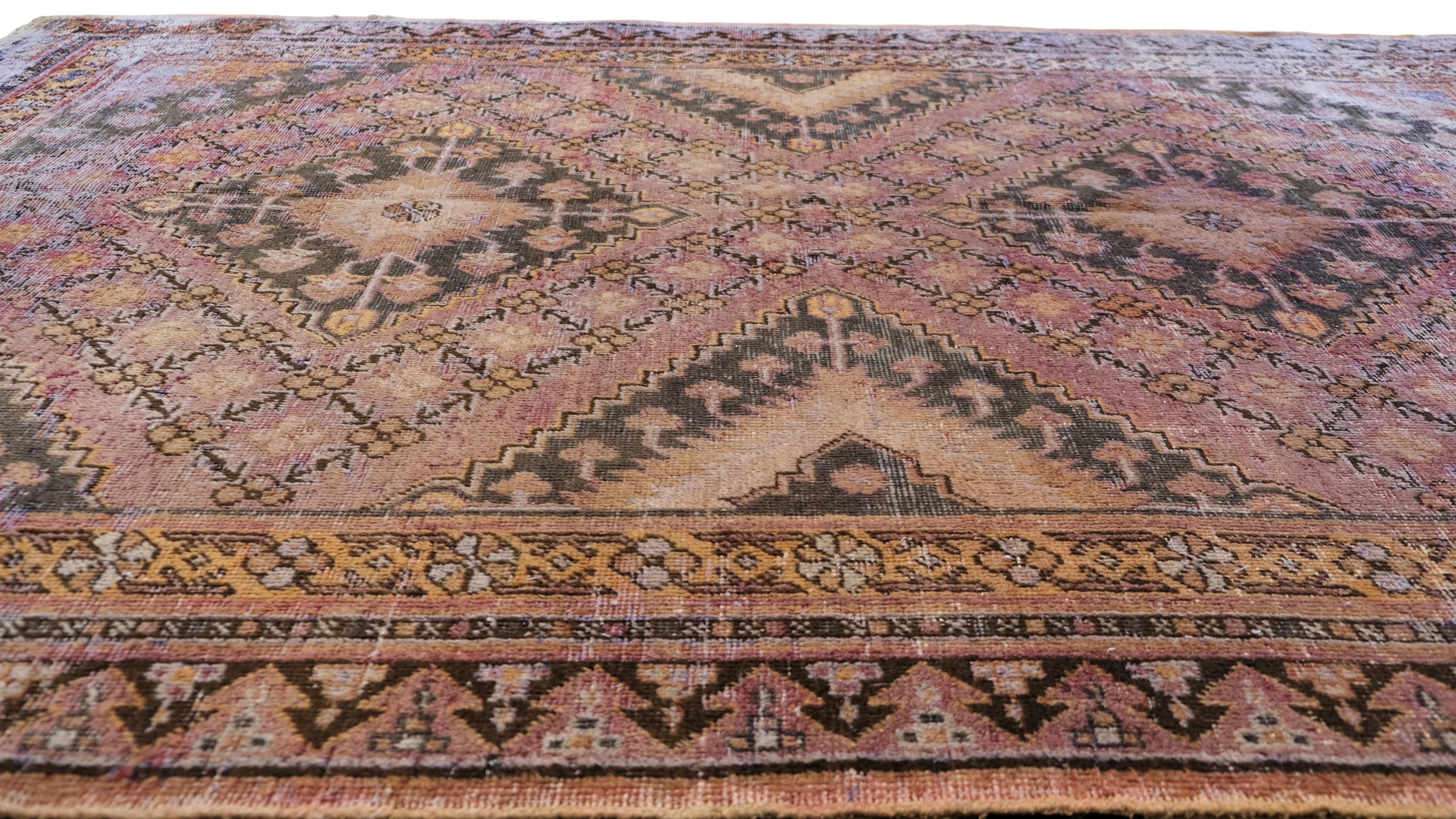 Weiches erdiges Rosa, Lila, Ocker Vintage Distressed Hamadan Wollteppich 5'8''x8'10'' (Persisch) im Angebot