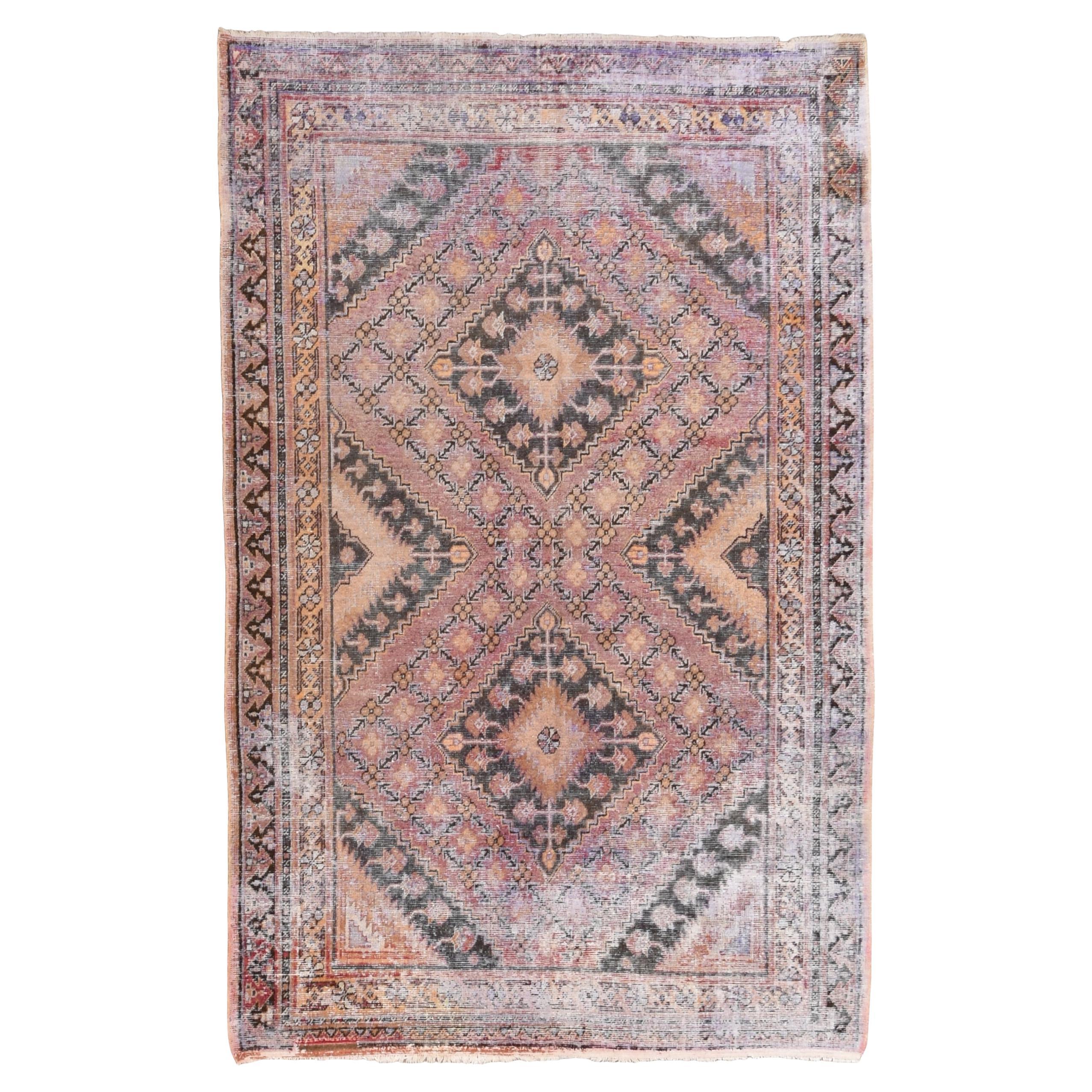 Weiches erdiges Rosa, Lila, Ocker Vintage Distressed Hamadan Wollteppich 5'8''x8'10'' im Angebot