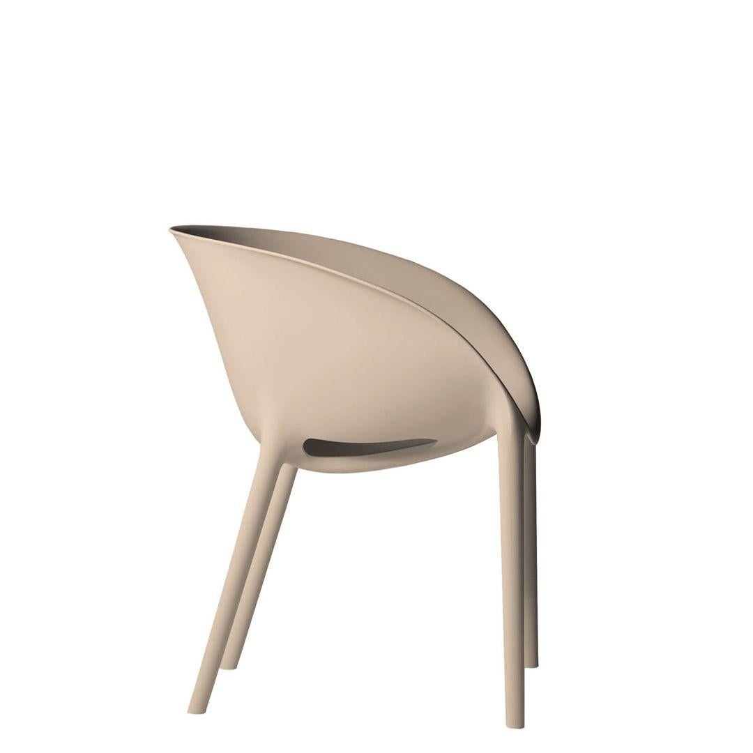 A chair that incorporates the rounded 50’s style, however, ergonomically correct and more suitable for an outdoor use. This is accomplished through the side slots, so fundamental to the flow of rainwater and to its stackability. “Soft Egg” offers an