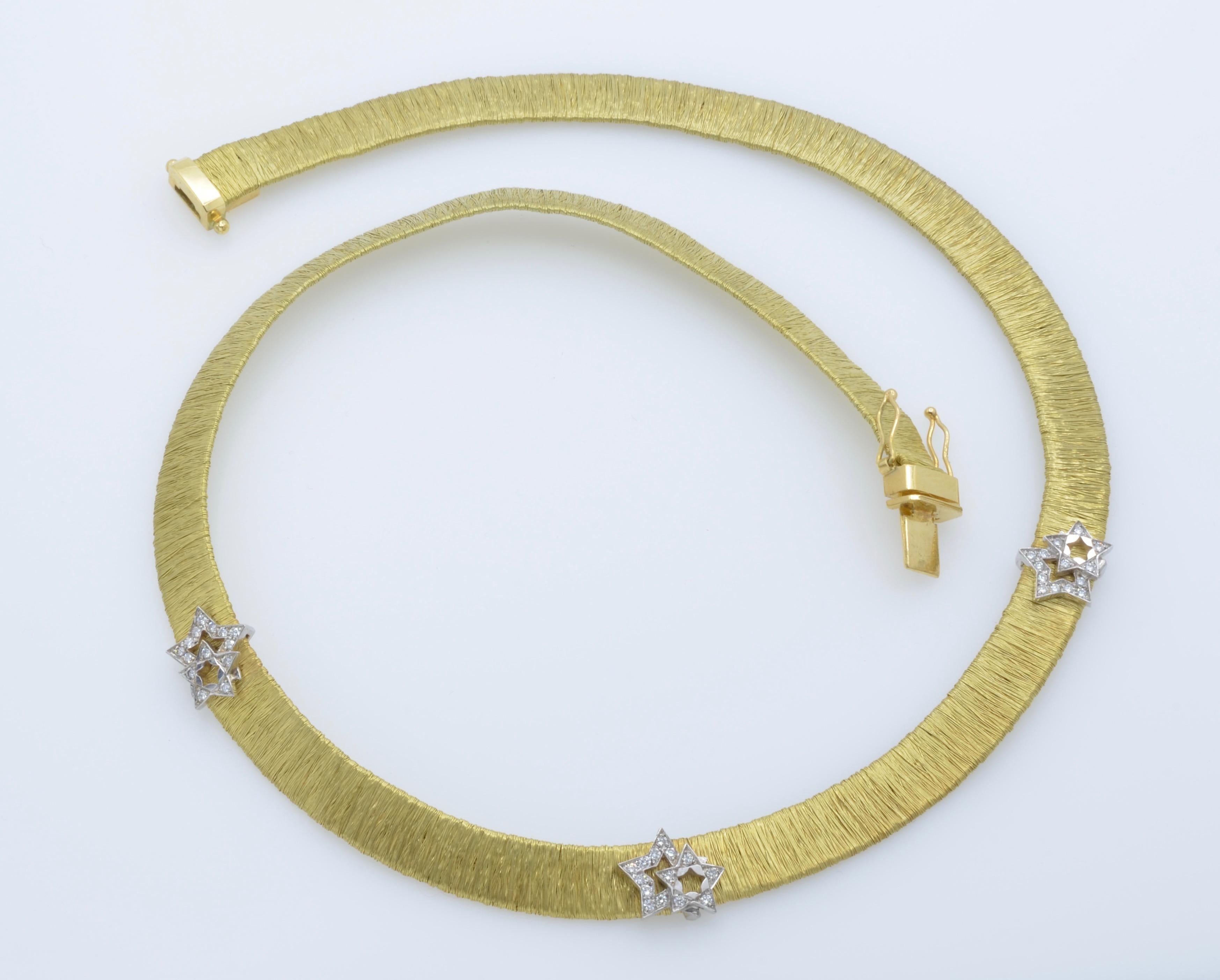 Halskette aus weichem Goldgeflecht mit Diamant-Sternmotiv, 1970, Italien, 18 Karat (Rundschliff) im Angebot