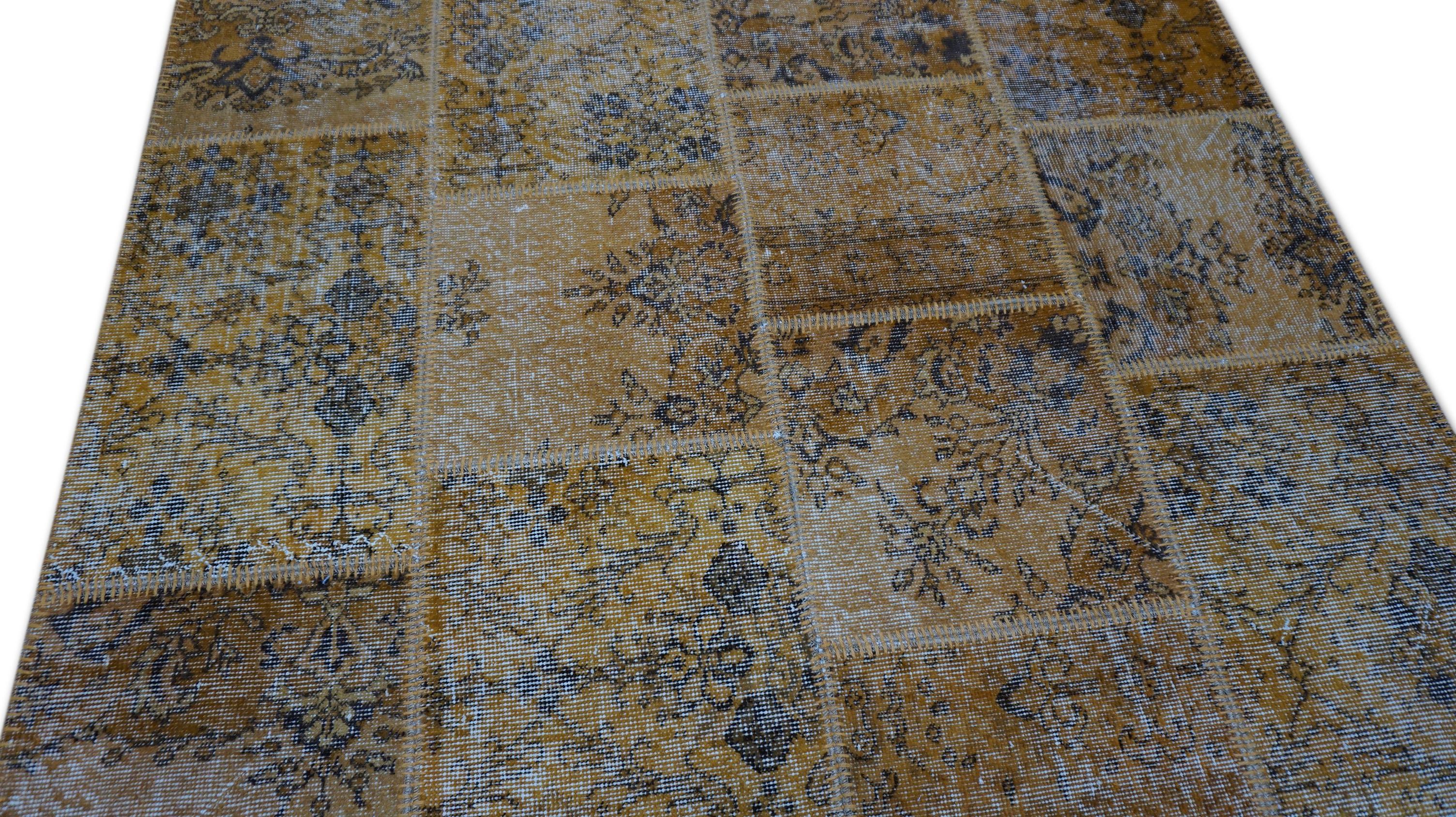 Vintage Patchwork-Wollteppich in weichen Goldtönen, 5'x8' (Türkisch) im Angebot