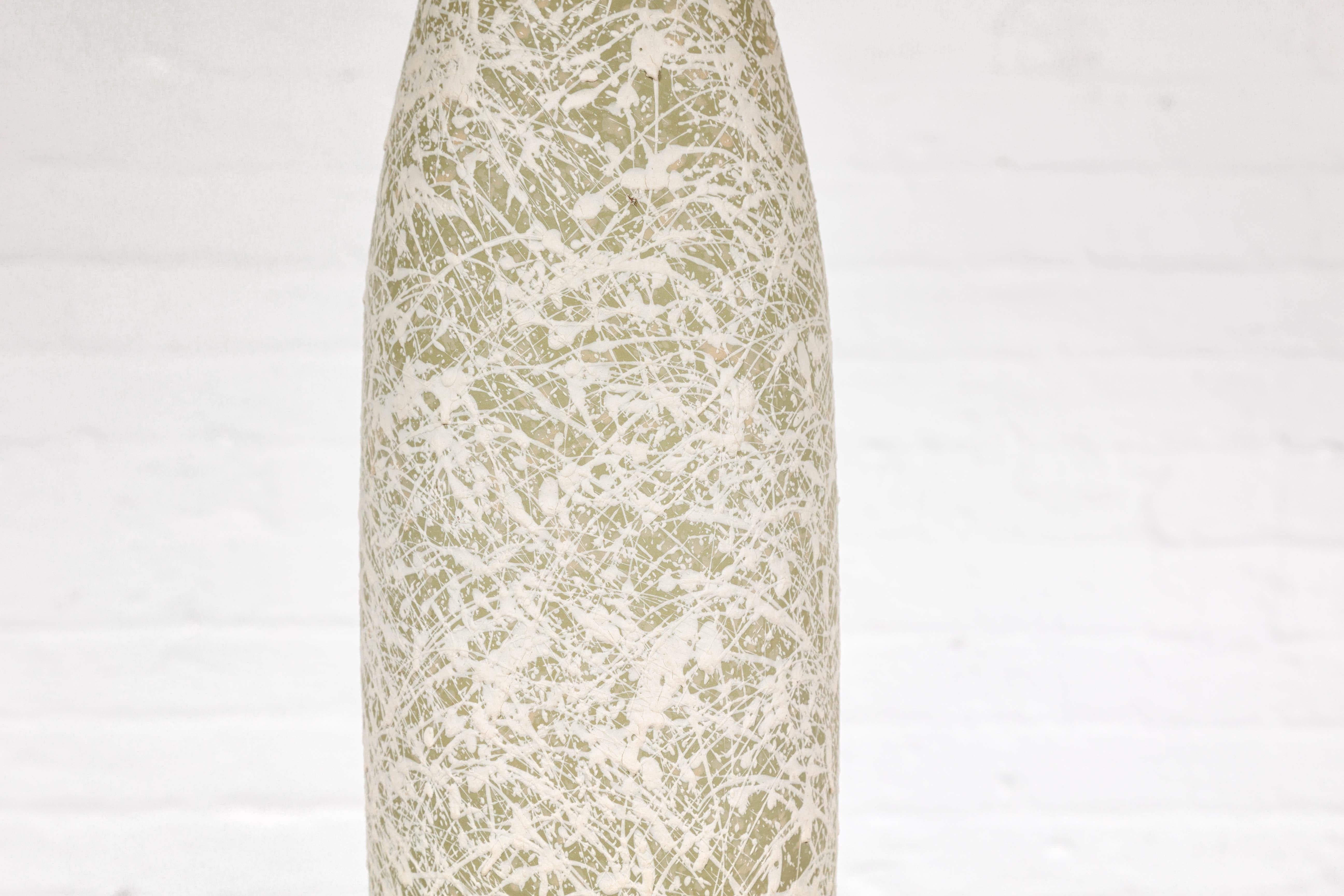 Vase en céramique artisanale vert tendre et crème avec décor de gouttes énergiques en vente 1