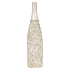 Vase en céramique artisanale vert tendre et crème avec décor de gouttes énergiques