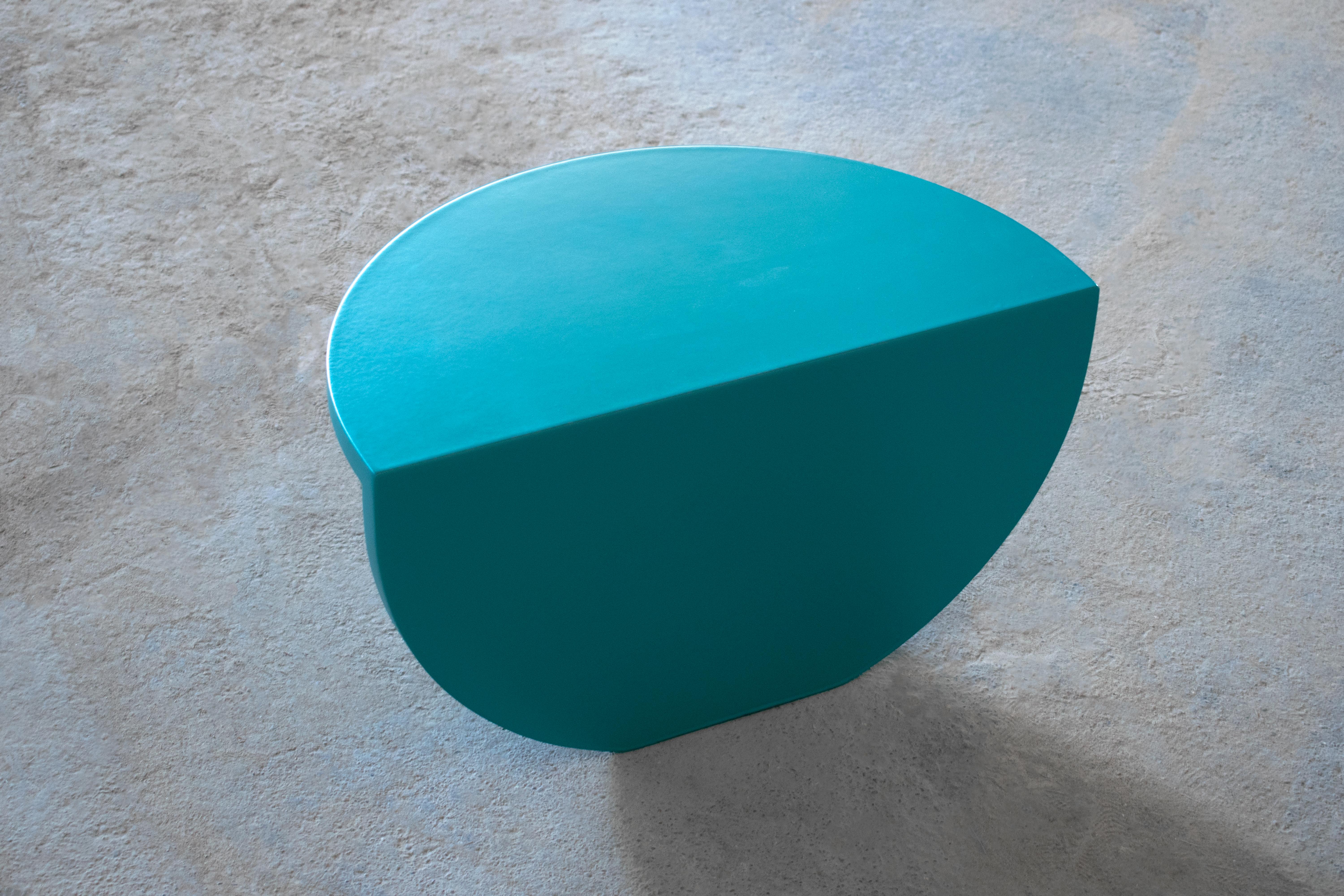 Européen Table de nuit / table d'appoint Soft Green avec sphère en bois massif en vente