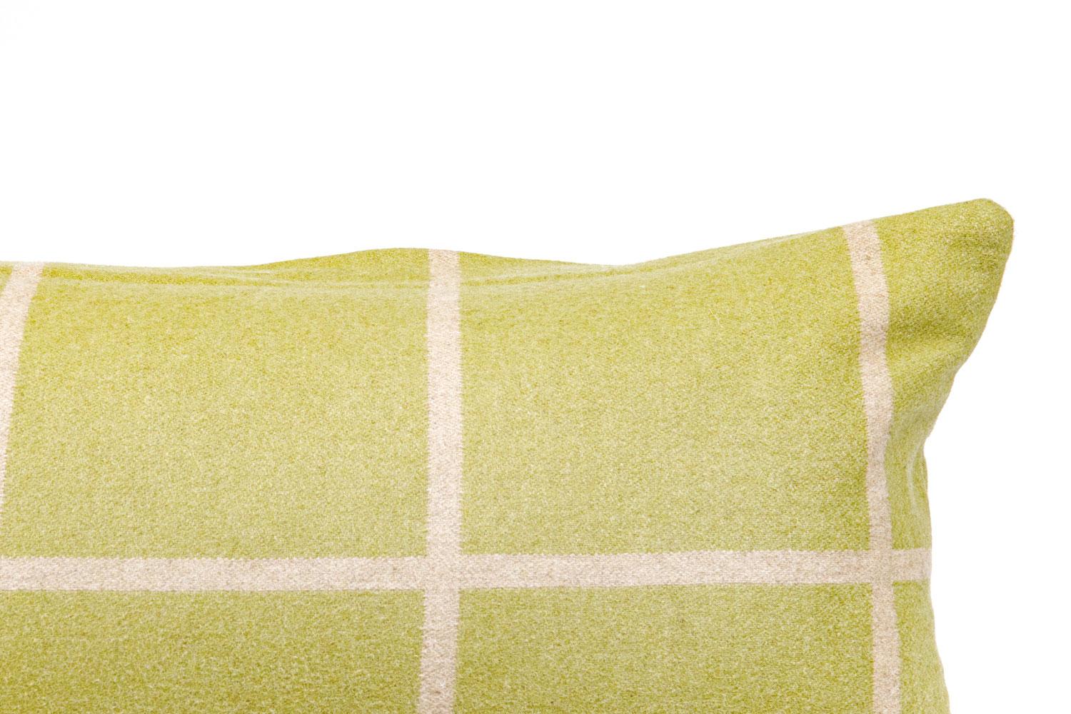 Américain Coussin lombaire à carreaux vert clair avec rembourrage en duvet en vente