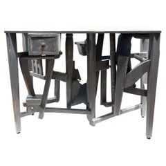 Tavolino da salotto/ingresso grigio tenue con cassetto, con angoli distorti, con fusi di legno trovati