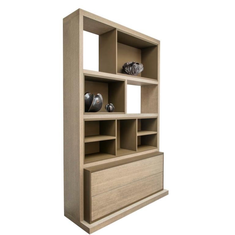 Bookcase designed by the Atelier Linné collective, the shelves are made of oak and the bottom is in matt lacquer. It is characterized by its both symmetrical and asymmetrical side. It includes two drawers on the width in the lower part.
Option: this