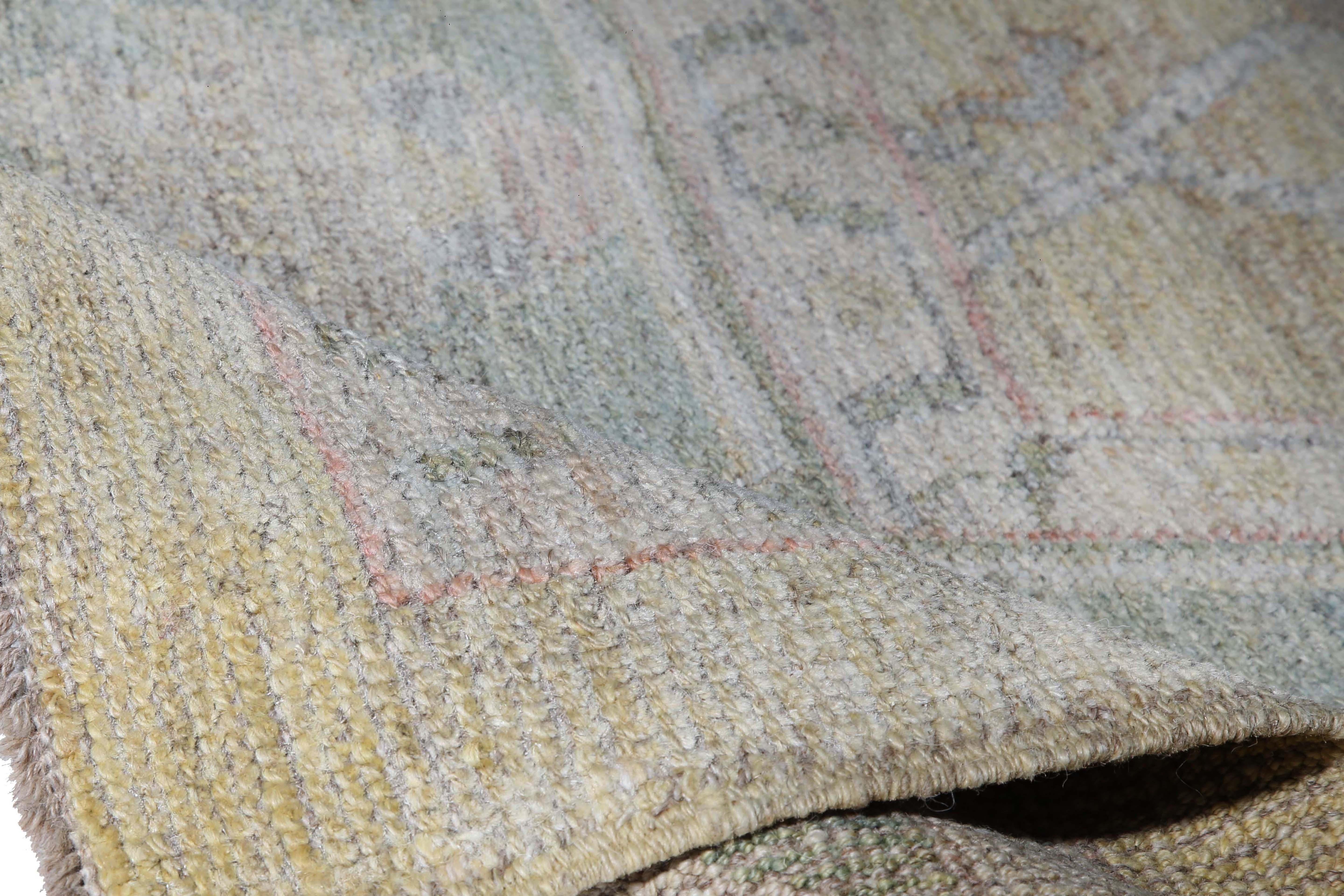 Wir stellen Ihnen unseren wunderschönen türkischen Oushak-Teppich mit den Maßen 9'6'' x 13'5'' vor. Dieser Teppich hat einen hellbeigen Hintergrund mit verschlungenen Mustern in Blau, Grün, Lila und Orange. Der sichtbare Rand verleiht diesem