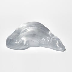 Soft Lines in White, une sculpture en verre abstrait striée de Maria Bang Espersen