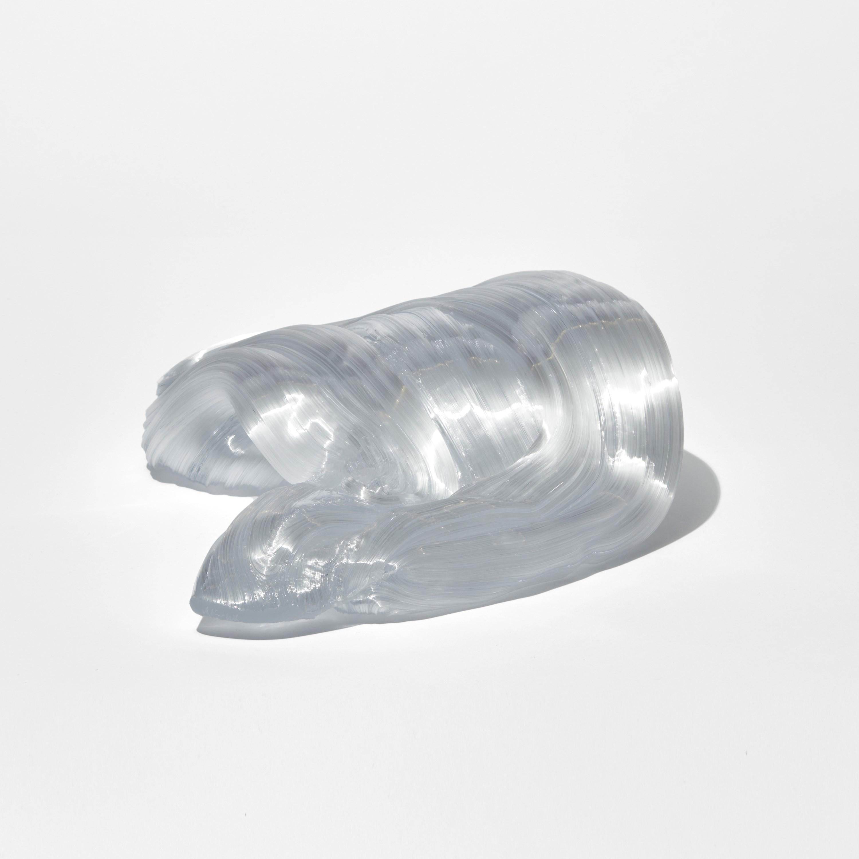 Fait main Soft Lines in White, une sculpture en verre abstrait striée de Maria Bang Espersen en vente