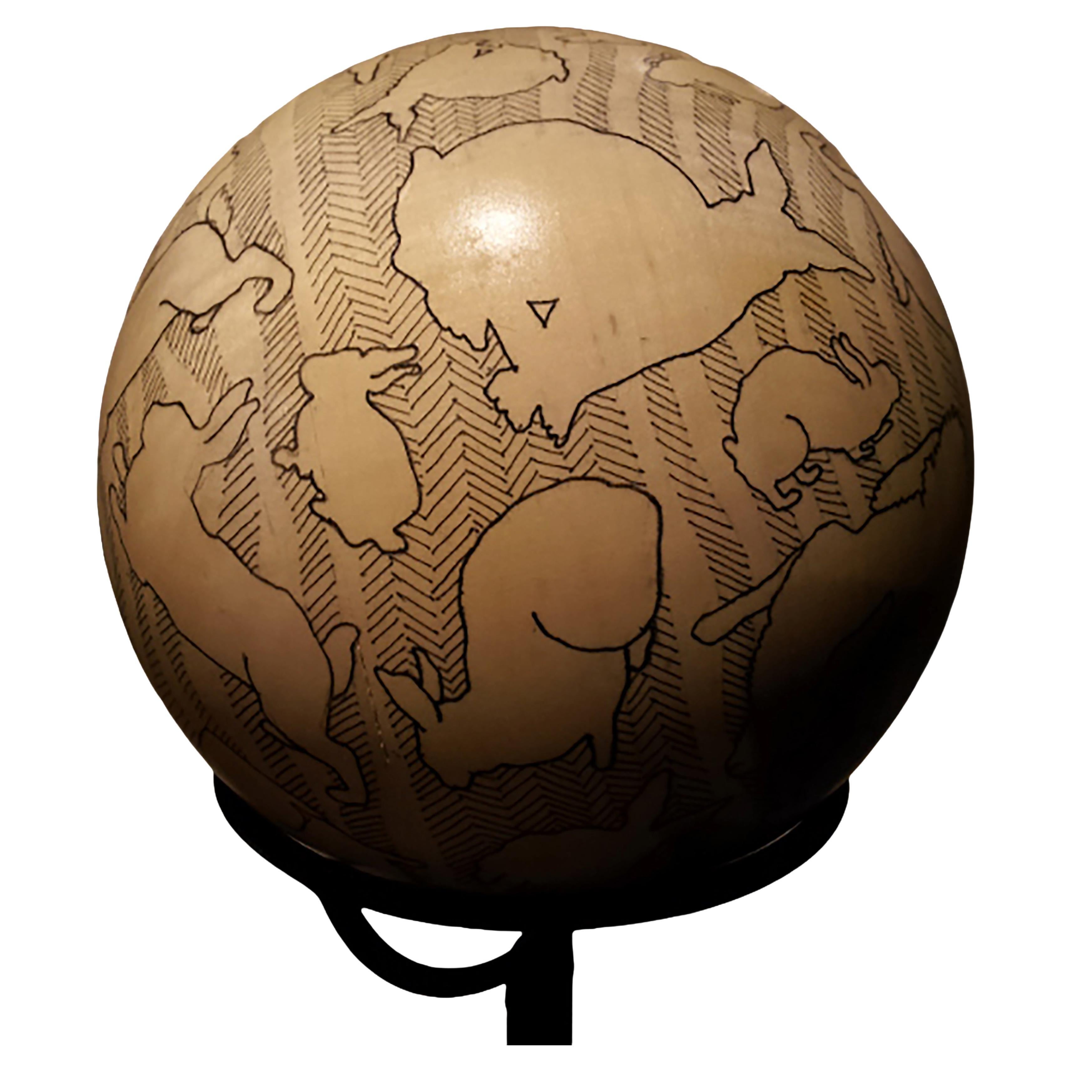Weiche Ahornkugel-Skulptur "Hasenball" von Michael Stallings mit Stand