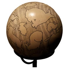 Weiche Ahornkugel-Skulptur "Hasenball" von Michael Stallings mit Stand