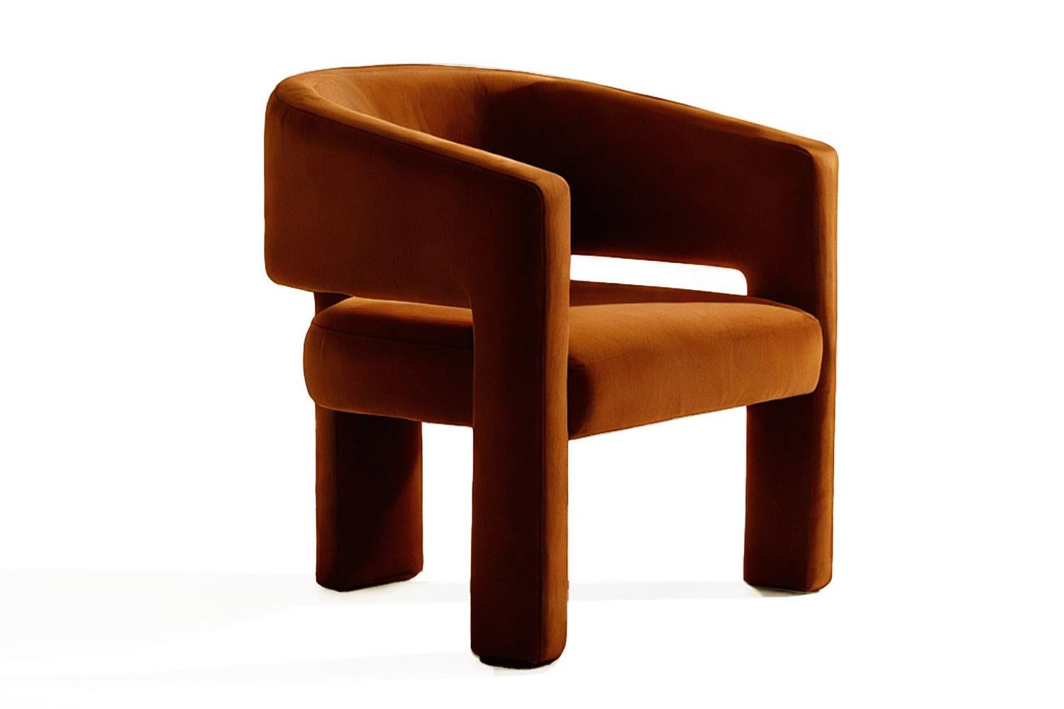 Der Calma Armchair verkörpert die Kunst des Loslassens. Mit seinen sanften Rundungen, der großzügigen Sitzfläche und der skulpturalen Silhouette lädt er zum Innehalten, Durchatmen und zur Rückkehr zu sich selbst ein. Calma wurde als Zufluchtsort vor