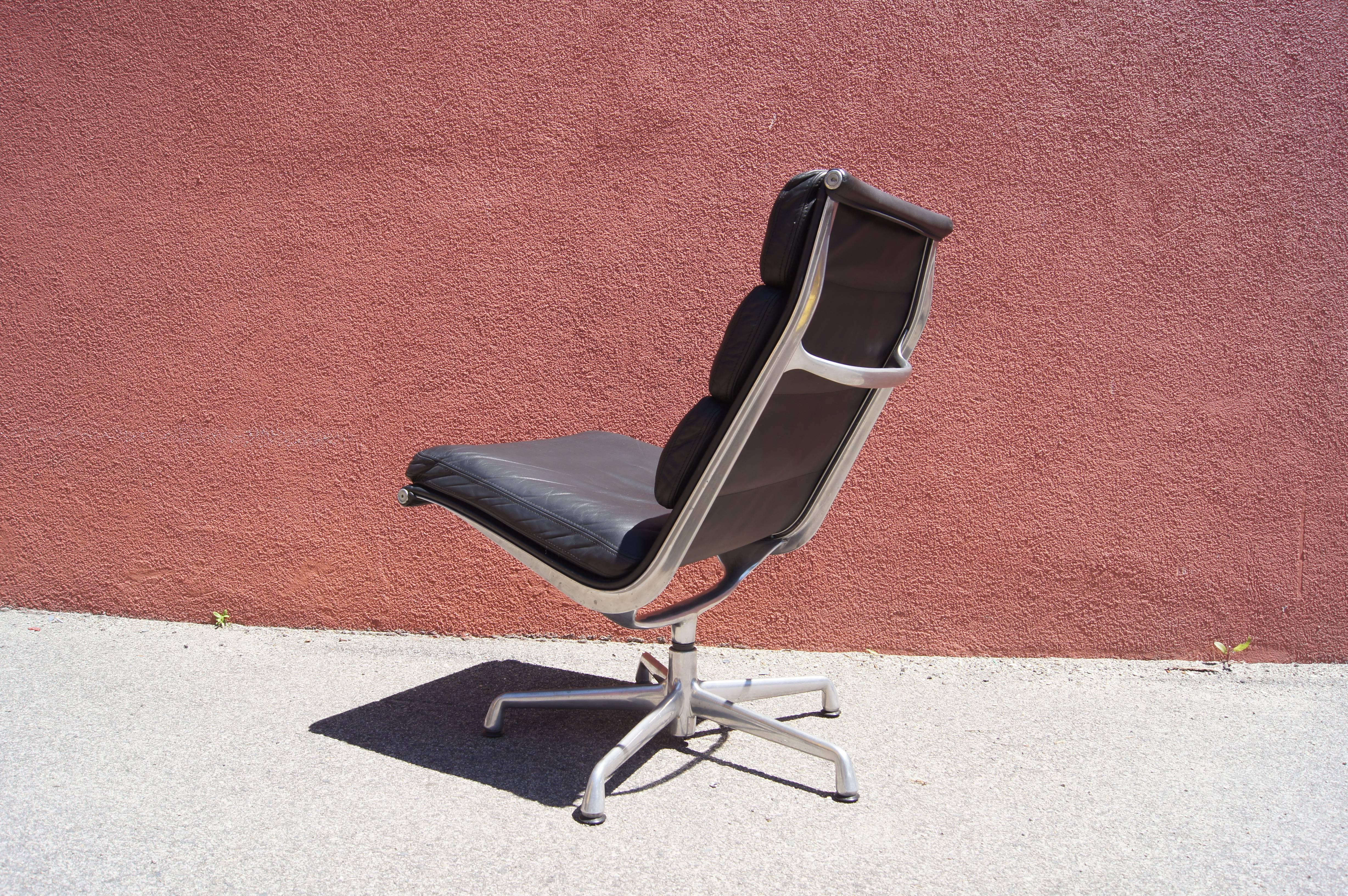 eames soft pad chair