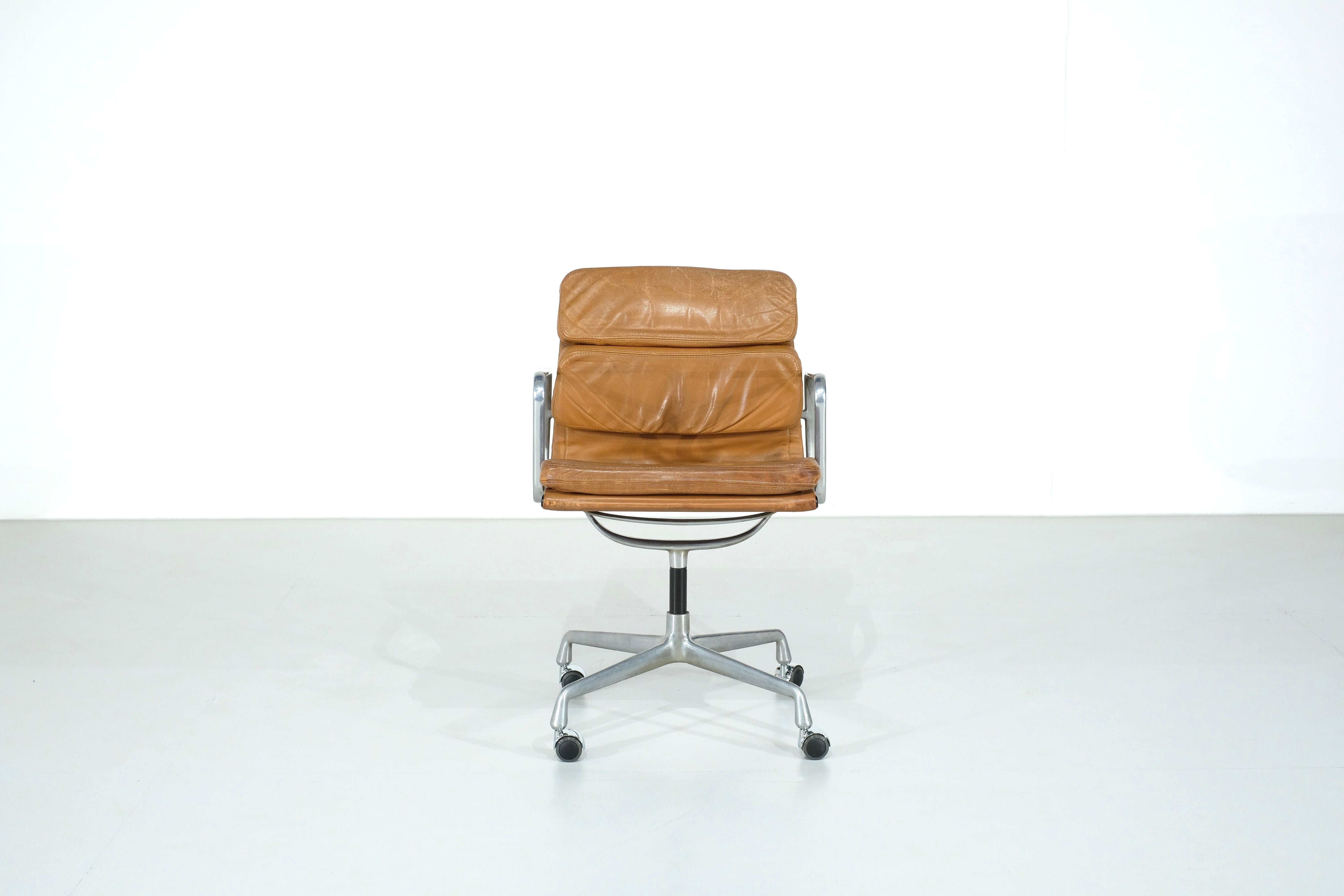 Erstaunlich weicher pad Stuhl, entworfen von Charles und Ray Eames in den 1960er Jahren.

Es handelt sich um eine von Herman Miller produzierte Auflage, der Stuhl ist unter dem Sitz gestempelt, wie Sie auf den Fotos sehen können.

Das Leder hat