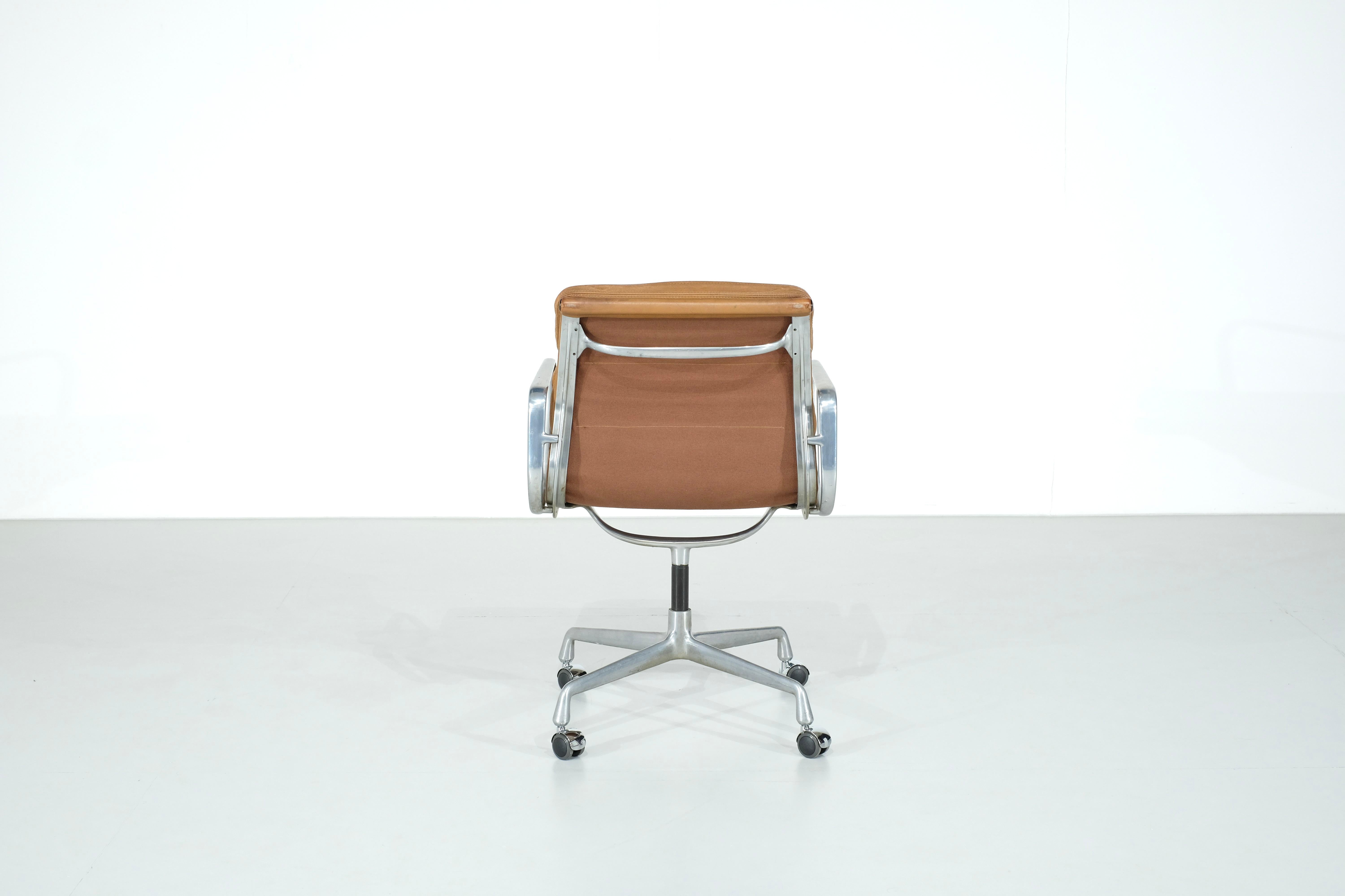 Soft Pad von Charles and Ray Eames für Herman Miller - 1970er Jahre im Zustand „Gut“ im Angebot in Uccle, Bruxelles